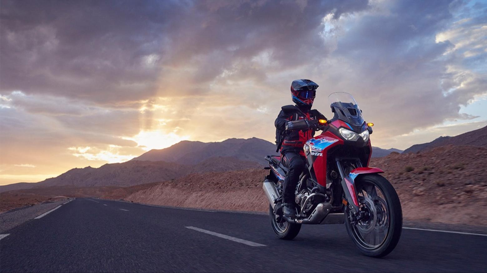 Honda Africa Twin 1084 Motosiklet Özellikleri : Honda Africa Twin 1084 102hp Güç, 105nm. Tork, 215km/h Top Speed, 1000cc Üstü,  Fiyat : 735750TL Fiyat, , 226kg Ağırlık, Ön / Arka (256 mm x 3,5 mm çift pistonlu kaliper / 220 mm x 4.5mm tek pistonlu kaliper) 2 Kanallı ABS Fren, Ön - Arka(90/90-21M/C 54H / 150/70R18M/C 70H)