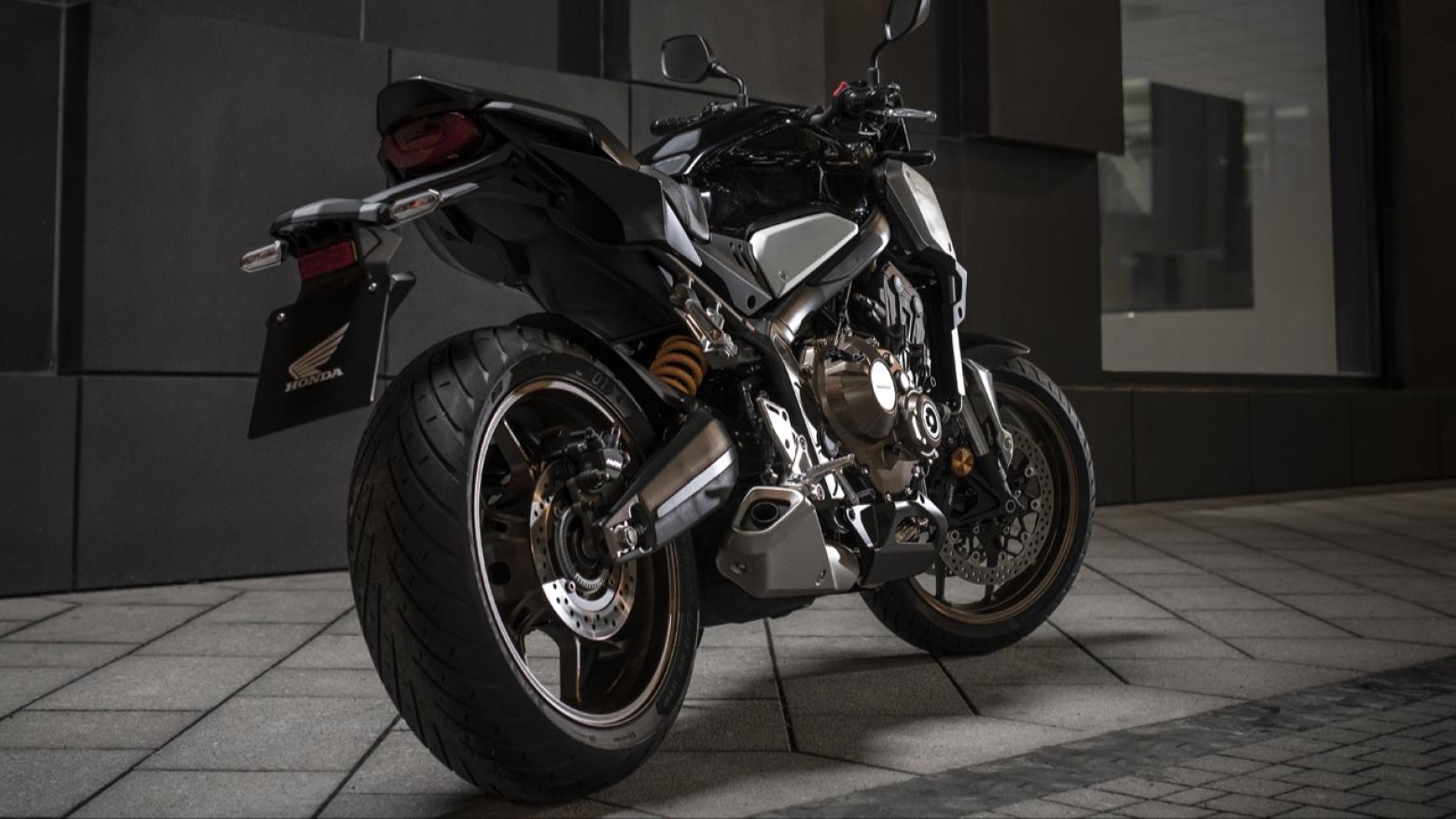 Honda CB650R Motosiklet Özellikleri : Honda CB650R 95.1hp Güç, 63nm. Tork, 241km/h Top Speed, 650cc Motor Hacmi,  Fiyat : 521250TL Fiyat, , 203kg Ağırlık, Ön / Arka (310 mm x 4.5 mm 4 piston kaliperli çift hidrolik disk / 310 mm x 4.5 mm 4 piston kaliperli çift hidrolik disk) 2 Kanallı ABS Fren, Ön - Arka(120/70 R17 / 180/55 R17)