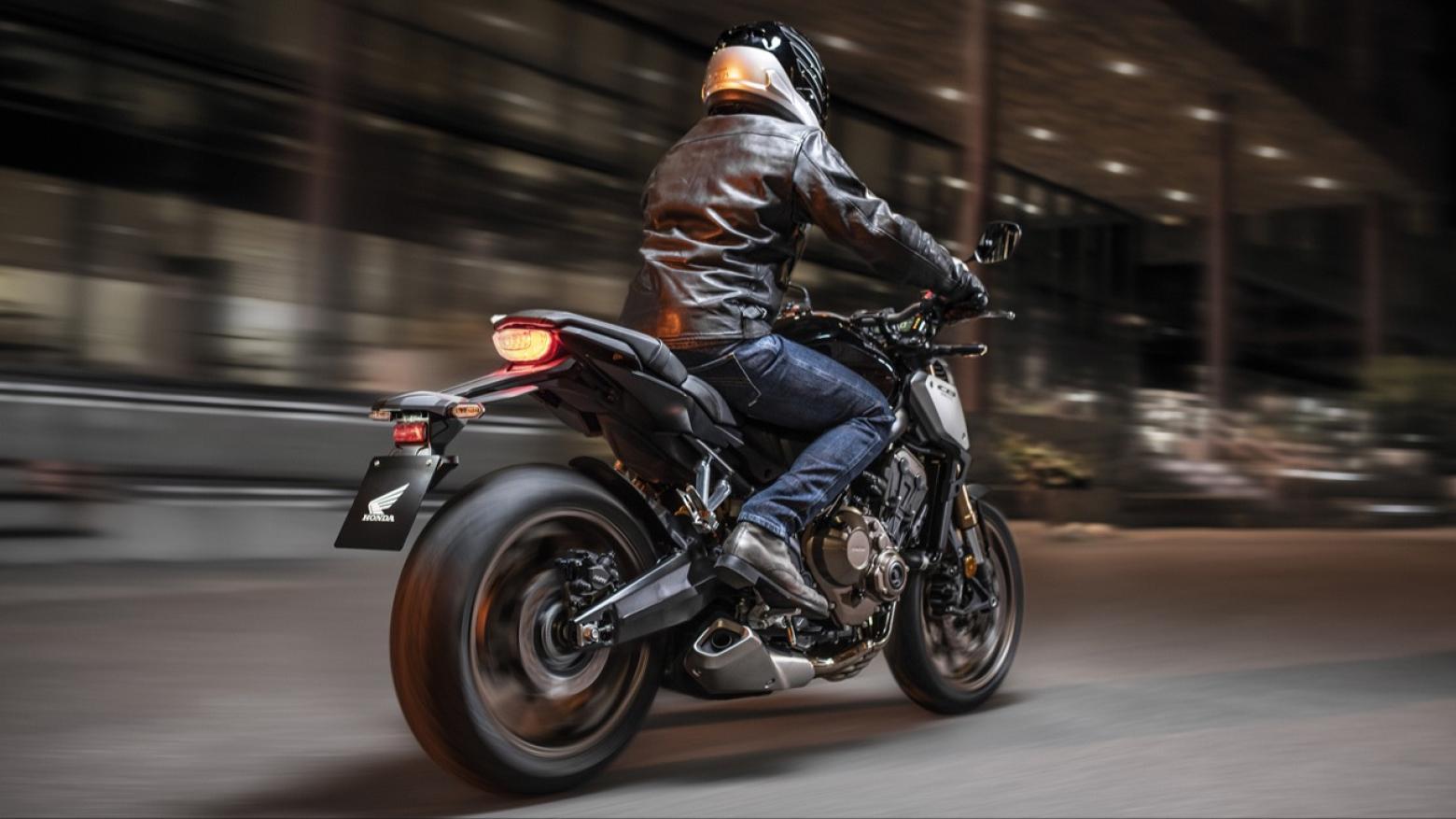 Honda CB650R Motosiklet Özellikleri : Honda CB650R 95.1hp Güç, 63nm. Tork, 241km/h Top Speed, 650cc Motor Hacmi,  Fiyat : 521250TL Fiyat, , 203kg Ağırlık, Ön / Arka (310 mm x 4.5 mm 4 piston kaliperli çift hidrolik disk / 310 mm x 4.5 mm 4 piston kaliperli çift hidrolik disk) 2 Kanallı ABS Fren, Ön - Arka(120/70 R17 / 180/55 R17)