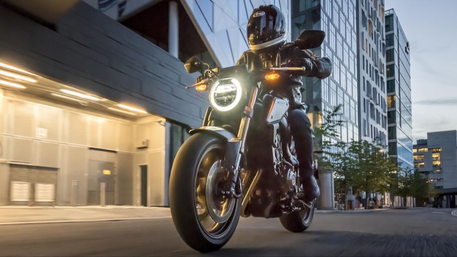 Honda CB650R Motosiklet Özellikleri : Honda CB650R 95.1hp Güç, 63nm. Tork, 241km/h Top Speed, 650cc Motor Hacmi,  Fiyat : 521250TL Fiyat, , 203kg Ağırlık, Ön / Arka (310 mm x 4.5 mm 4 piston kaliperli çift hidrolik disk / 310 mm x 4.5 mm 4 piston kaliperli çift hidrolik disk) 2 Kanallı ABS Fren, Ön - Arka(120/70 R17 / 180/55 R17)