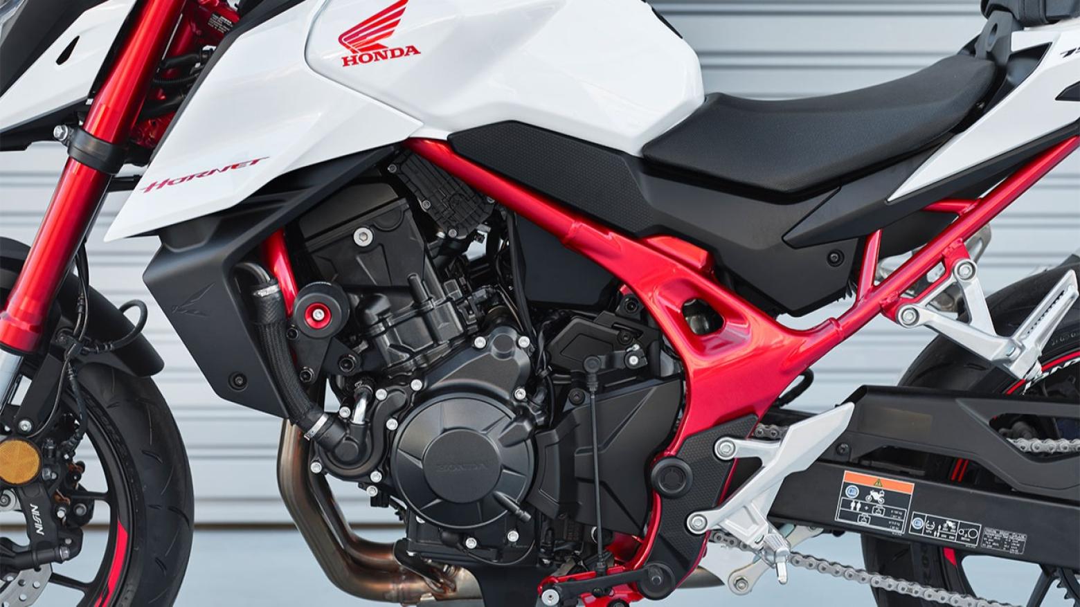 Honda CB750 HORNET  Motosiklet Özellikleri : Honda CB750 HORNET  92hp Güç, 75nm. Tork, 220km/h Top Speed, 750cc Motor Hacmi,  Fiyat : 435000TL Fiyat, , 190kg Ağırlık, Ön / Arka (Çift 296 mm x 4 mm disk ile Nissin radyal monte 4 pistonlu kaliper / Tek 240 mm x 5 mm disk ile tek piston kaliper) 2 Kanallı ABS Fren, Ön - Arka(120/70 ZR-17 / 160/60 ZR-17)