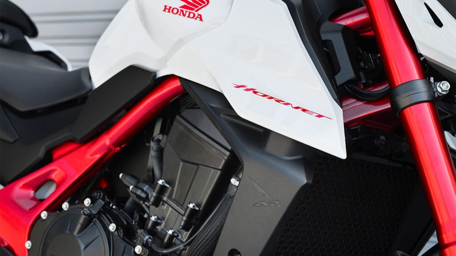 Honda CB750 HORNET  Motosiklet Özellikleri : Honda CB750 HORNET  92hp Güç, 75nm. Tork, 220km/h Top Speed, 750cc Motor Hacmi,  Fiyat : 435000TL Fiyat, , 190kg Ağırlık, Ön / Arka (Çift 296 mm x 4 mm disk ile Nissin radyal monte 4 pistonlu kaliper / Tek 240 mm x 5 mm disk ile tek piston kaliper) 2 Kanallı ABS Fren, Ön - Arka(120/70 ZR-17 / 160/60 ZR-17)