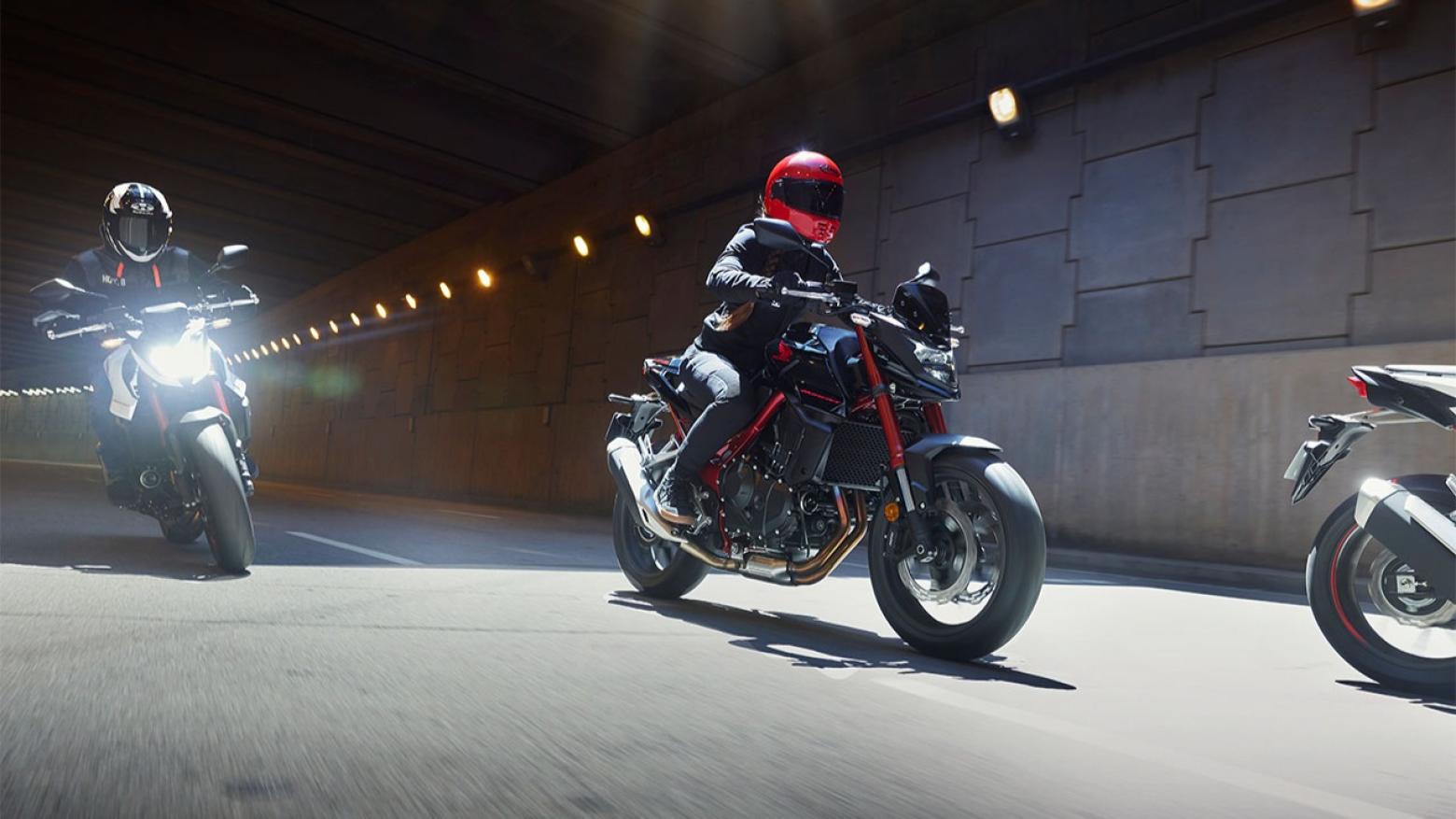 Honda CB750 HORNET  Motosiklet Özellikleri : Honda CB750 HORNET  92hp Güç, 75nm. Tork, 220km/h Top Speed, 750cc Motor Hacmi,  Fiyat : 435000TL Fiyat, , 190kg Ağırlık, Ön / Arka (Çift 296 mm x 4 mm disk ile Nissin radyal monte 4 pistonlu kaliper / Tek 240 mm x 5 mm disk ile tek piston kaliper) 2 Kanallı ABS Fren, Ön - Arka(120/70 ZR-17 / 160/60 ZR-17)