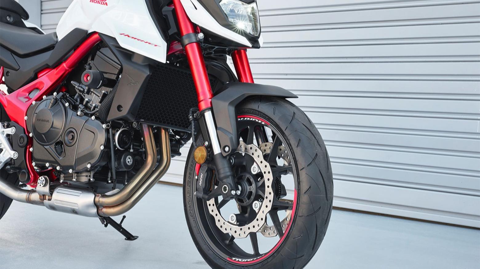 Honda CB750 HORNET  Motosiklet Özellikleri : Honda CB750 HORNET  92hp Güç, 75nm. Tork, 220km/h Top Speed, 750cc Motor Hacmi,  Fiyat : 435000TL Fiyat, , 190kg Ağırlık, Ön / Arka (Çift 296 mm x 4 mm disk ile Nissin radyal monte 4 pistonlu kaliper / Tek 240 mm x 5 mm disk ile tek piston kaliper) 2 Kanallı ABS Fren, Ön - Arka(120/70 ZR-17 / 160/60 ZR-17)