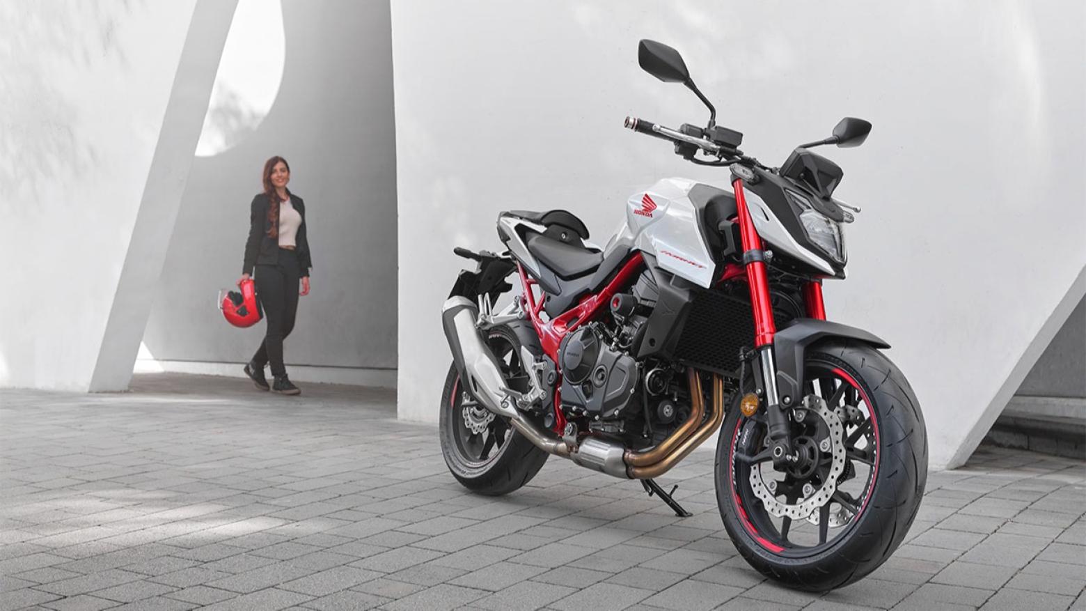 Honda CB750 HORNET  Motosiklet Özellikleri : Honda CB750 HORNET  92hp Güç, 75nm. Tork, 220km/h Top Speed, 750cc Motor Hacmi,  Fiyat : 435000TL Fiyat, , 190kg Ağırlık, Ön / Arka (Çift 296 mm x 4 mm disk ile Nissin radyal monte 4 pistonlu kaliper / Tek 240 mm x 5 mm disk ile tek piston kaliper) 2 Kanallı ABS Fren, Ön - Arka(120/70 ZR-17 / 160/60 ZR-17)