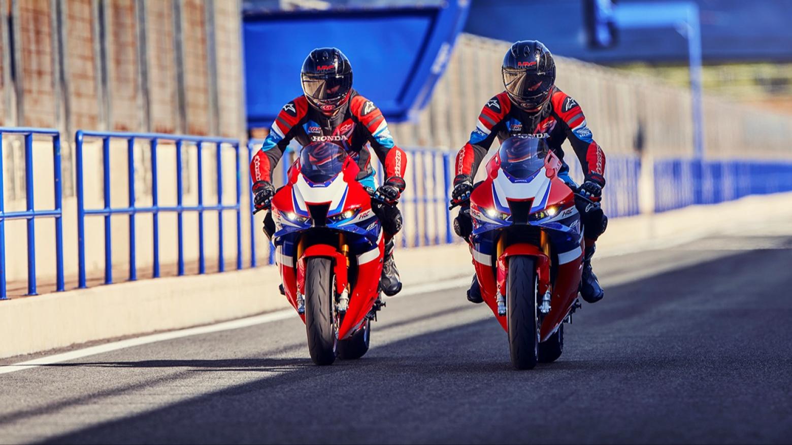 Honda CBR1000RR-R Motosiklet Özellikleri : Honda CBR1000RR-R 217.5hp Güç, 112nm. Tork, 330km/h Top Speed, 1000cc Motor Hacmi,  Fiyat : 1543250TL Fiyat, , 201kg Ağırlık, Ön / Arka (320 mm, radyal monte Brembo marka 4 piston kaliperli çift disk / 220 mm 2 piston kaliperli tek disk) 2 KanallıABS Fren, Ön - Arka(120/70 R17 / 200/55 R17)