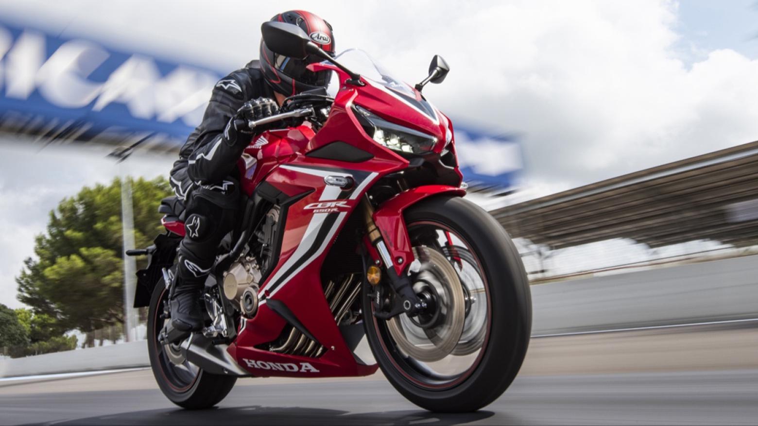 Honda CBR650R Motosiklet Özellikleri : Honda CBR650R 95.1hp Güç, 63nm. Tork, 264km/h Top Speed, 650cc Motor Hacmi,  Fiyat : 521250TL Fiyat, , 208kg Ağırlık, Ön / Arka (310 mm x 4.5 mm 4 piston kaliperli çift hidrolik disk / 240 mmx 5 mm tek piston kaliperli hidrolik diska) 2 KanallıABS Fren, Ön - Arka(120/70 R17 / 180/55 R17)