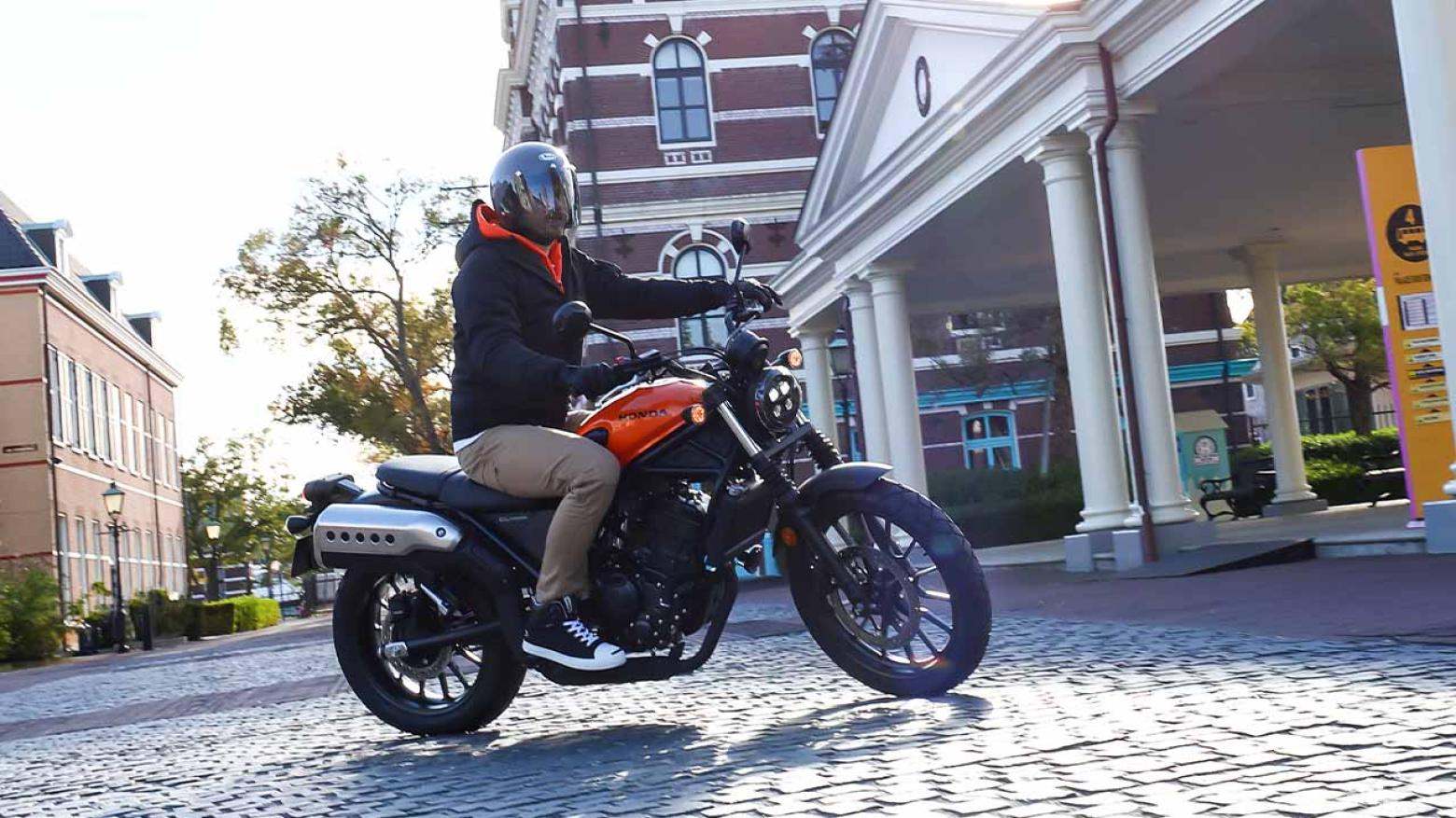 Honda CL250 Motosiklet Özellikleri : Honda CL250 24.2hp Güç, 23.1nm. Tork, 140km/h Top Speed, 250cc Motor Hacmi,  Fiyat : 242000TL Fiyat, , 172kg Ağırlık, Ön Arka Disk ABS Fren, Ön - Arka(110/80R19M/C 59H / 150/70R17M/C 69H)