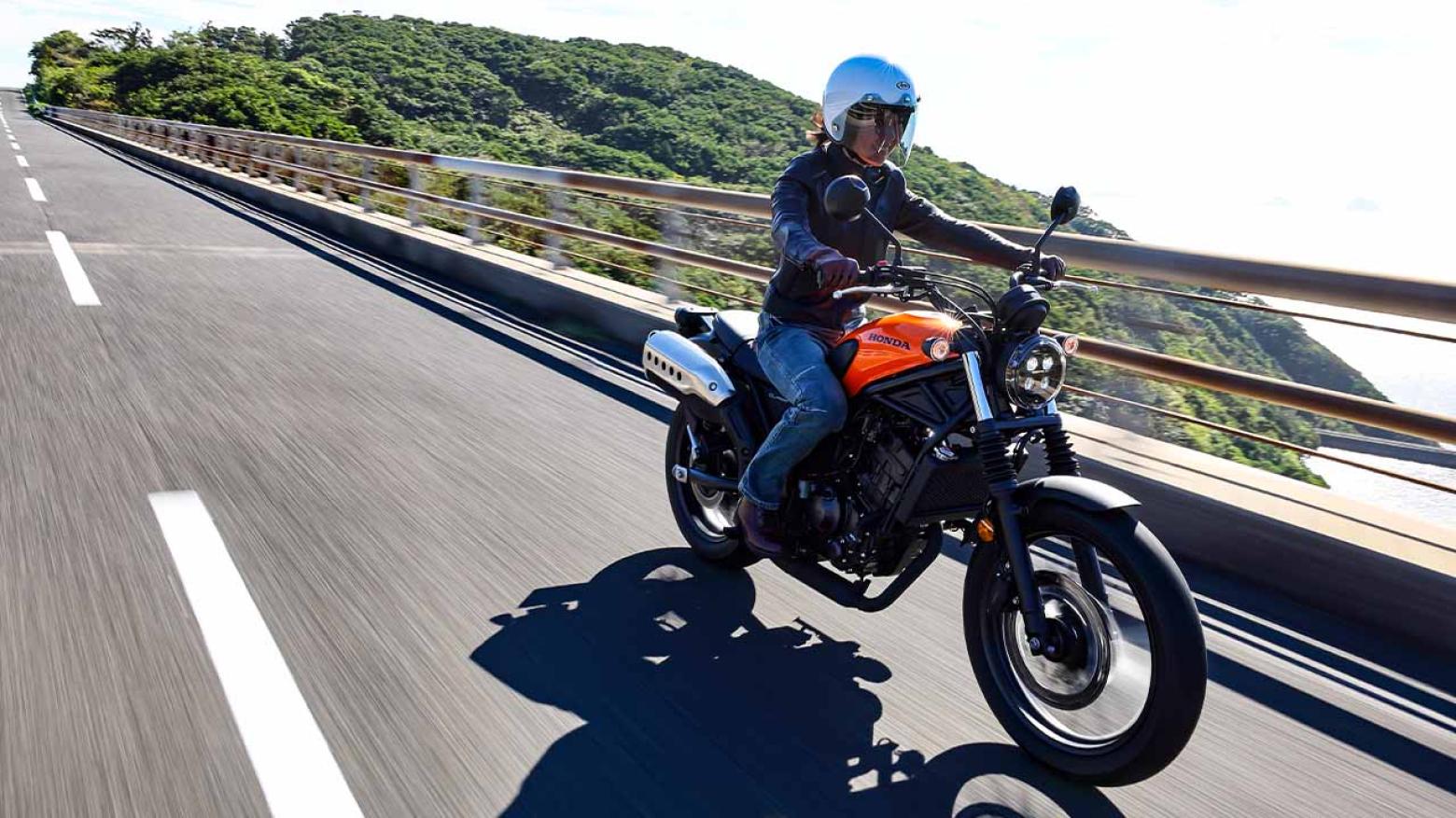 Honda CL250 Motosiklet Özellikleri : Honda CL250 24.2hp Güç, 23.1nm. Tork, 140km/h Top Speed, 250cc Motor Hacmi,  Fiyat : 242000TL Fiyat, , 172kg Ağırlık, Ön Arka Disk ABS Fren, Ön - Arka(110/80R19M/C 59H / 150/70R17M/C 69H)