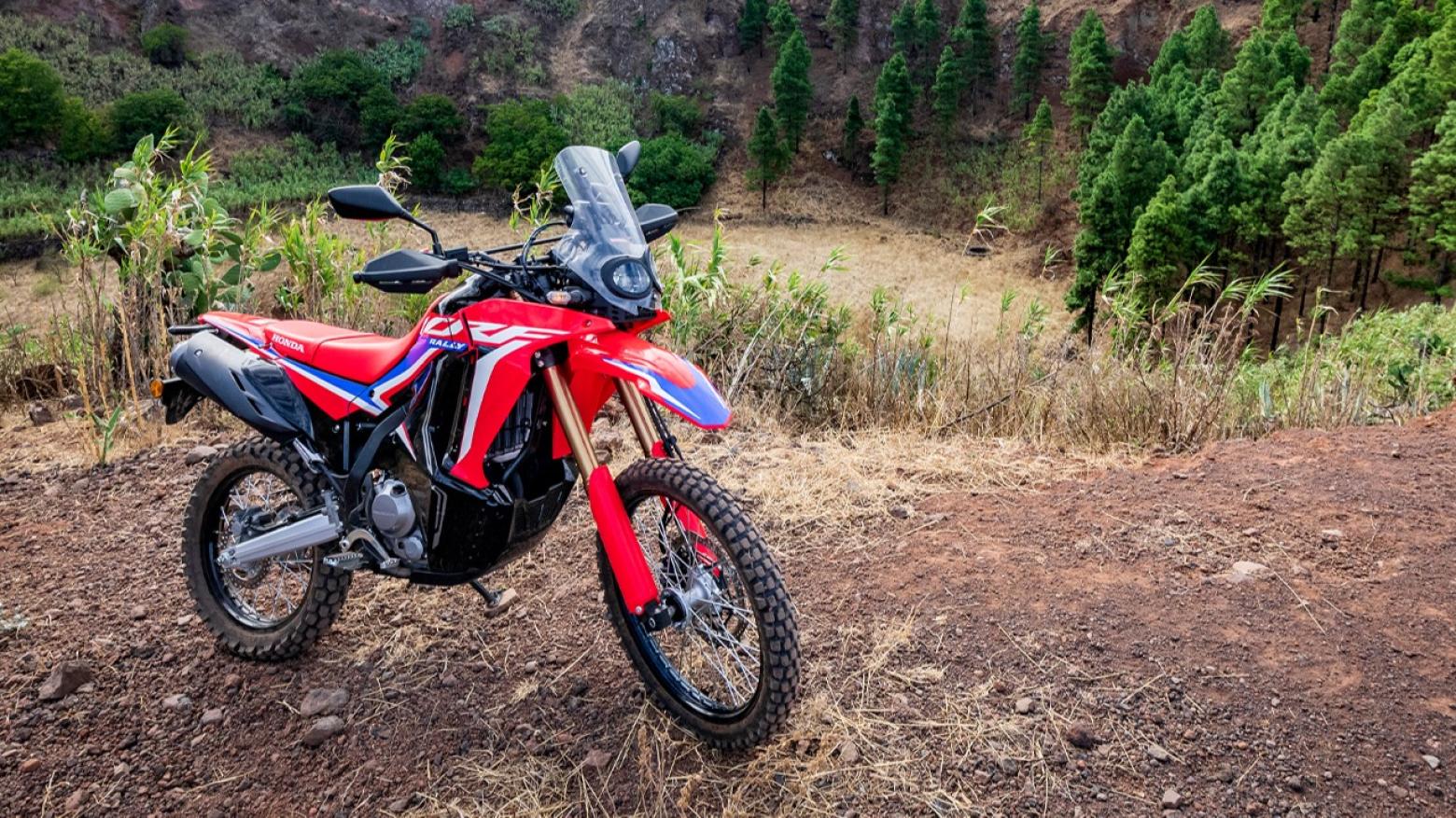 Honda CRF250 Rally Motosiklet Özellikleri : Honda CRF250 Rally 24hp Güç, 23nm. Tork, 137km/h Top Speed, 250cc Motor Hacmi,  Fiyat : 243000TL Fiyat, , 152kg Ağırlık, Ön / Arka (296 mm x 3.5mm çift piston kaliperli disk / 296 mm x 3.5mm tek piston kaliperli disk) 2 Kanallı ABS Fren, Ön - Arka(80/100-21M/C 51P /120/80-18M/C 62P)