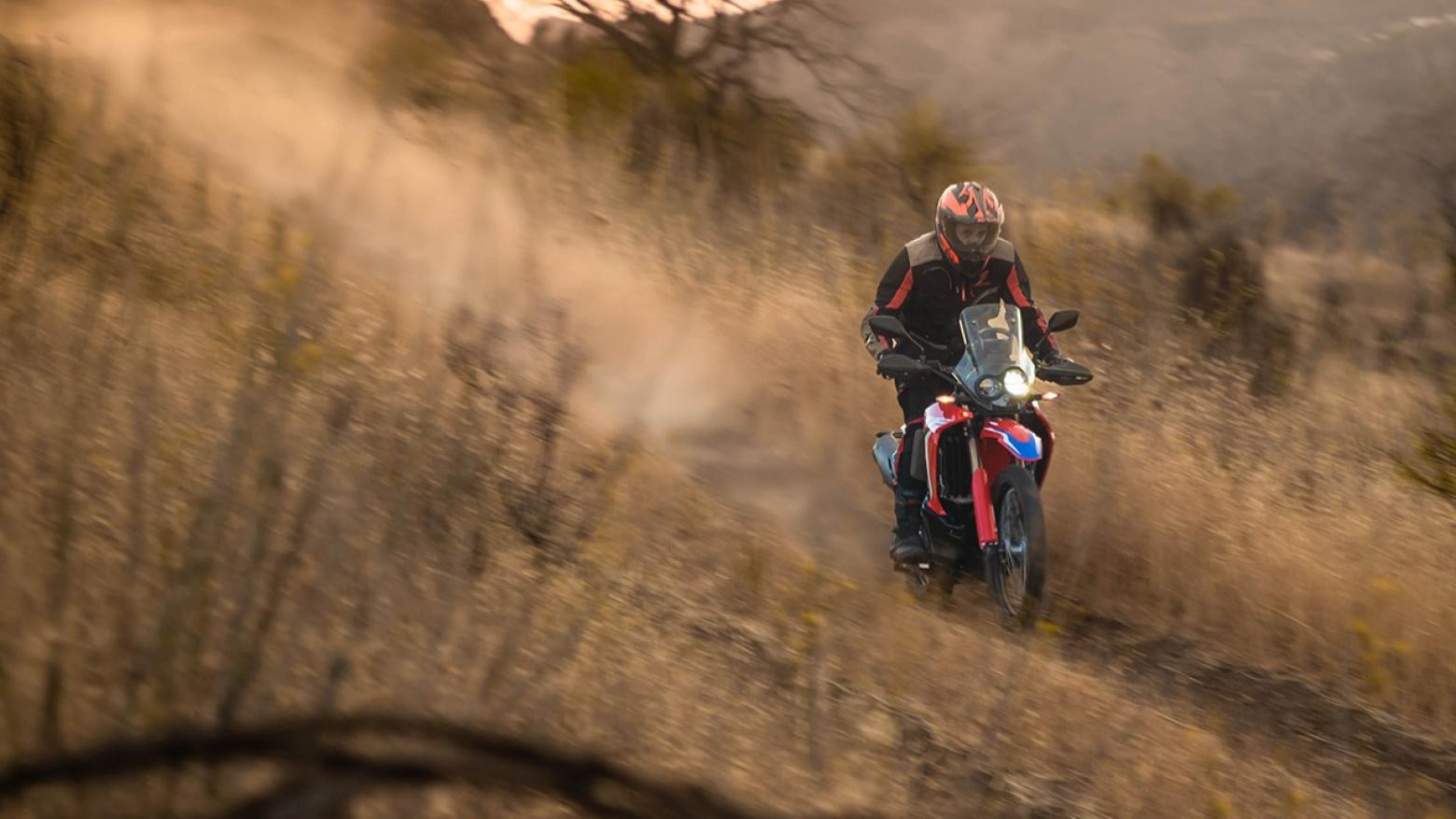 Honda CRF250 Rally Motosiklet Özellikleri : Honda CRF250 Rally 24hp Güç, 23nm. Tork, 137km/h Top Speed, 250cc Motor Hacmi,  Fiyat : 243000TL Fiyat, , 152kg Ağırlık, Ön / Arka (296 mm x 3.5mm çift piston kaliperli disk / 296 mm x 3.5mm tek piston kaliperli disk) 2 Kanallı ABS Fren, Ön - Arka(80/100-21M/C 51P /120/80-18M/C 62P)