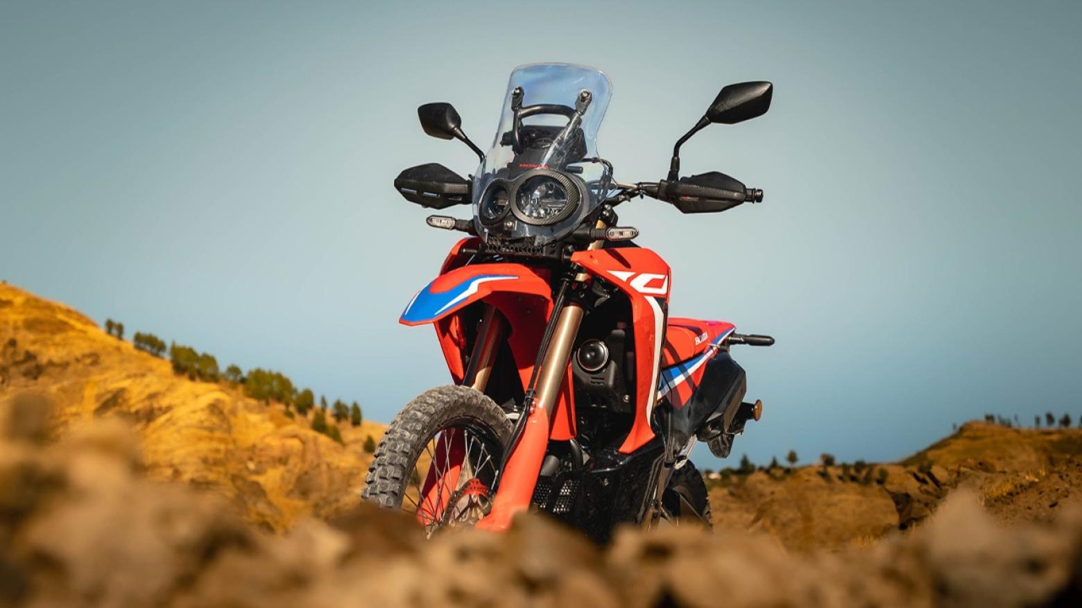 Honda CRF250 Rally Motosiklet Özellikleri : Honda CRF250 Rally 24hp Güç, 23nm. Tork, 137km/h Top Speed, 250cc Motor Hacmi,  Fiyat : 243000TL Fiyat, , 152kg Ağırlık, Ön / Arka (296 mm x 3.5mm çift piston kaliperli disk / 296 mm x 3.5mm tek piston kaliperli disk) 2 Kanallı ABS Fren, Ön - Arka(80/100-21M/C 51P /120/80-18M/C 62P)