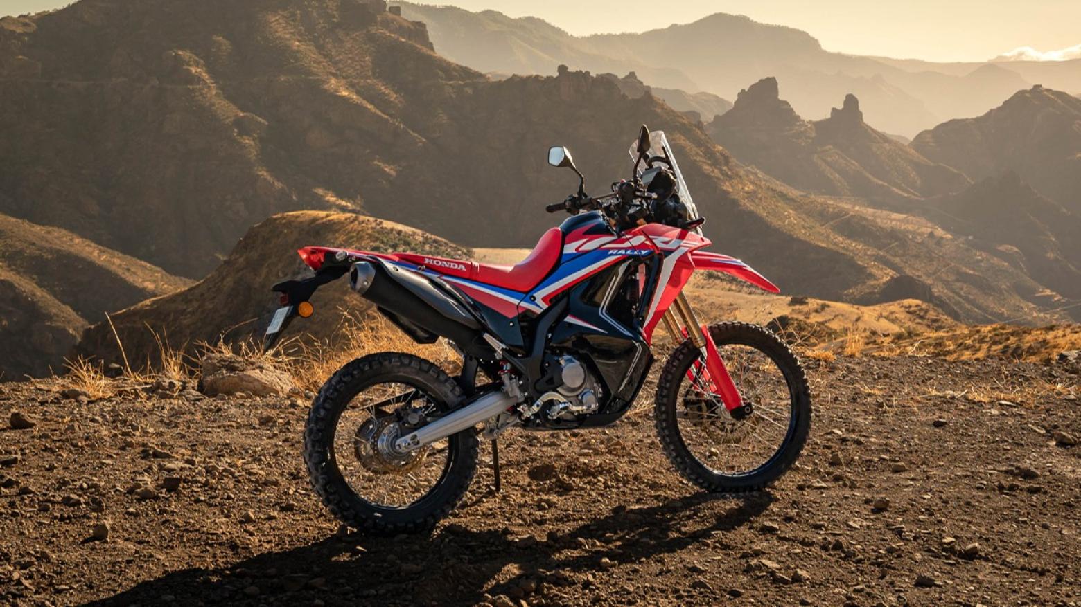 Honda CRF250 Rally Motosiklet Özellikleri : Honda CRF250 Rally 24hp Güç, 23nm. Tork, 137km/h Top Speed, 250cc Motor Hacmi,  Fiyat : 243000TL Fiyat, , 152kg Ağırlık, Ön / Arka (296 mm x 3.5mm çift piston kaliperli disk / 296 mm x 3.5mm tek piston kaliperli disk) 2 Kanallı ABS Fren, Ön - Arka(80/100-21M/C 51P /120/80-18M/C 62P)