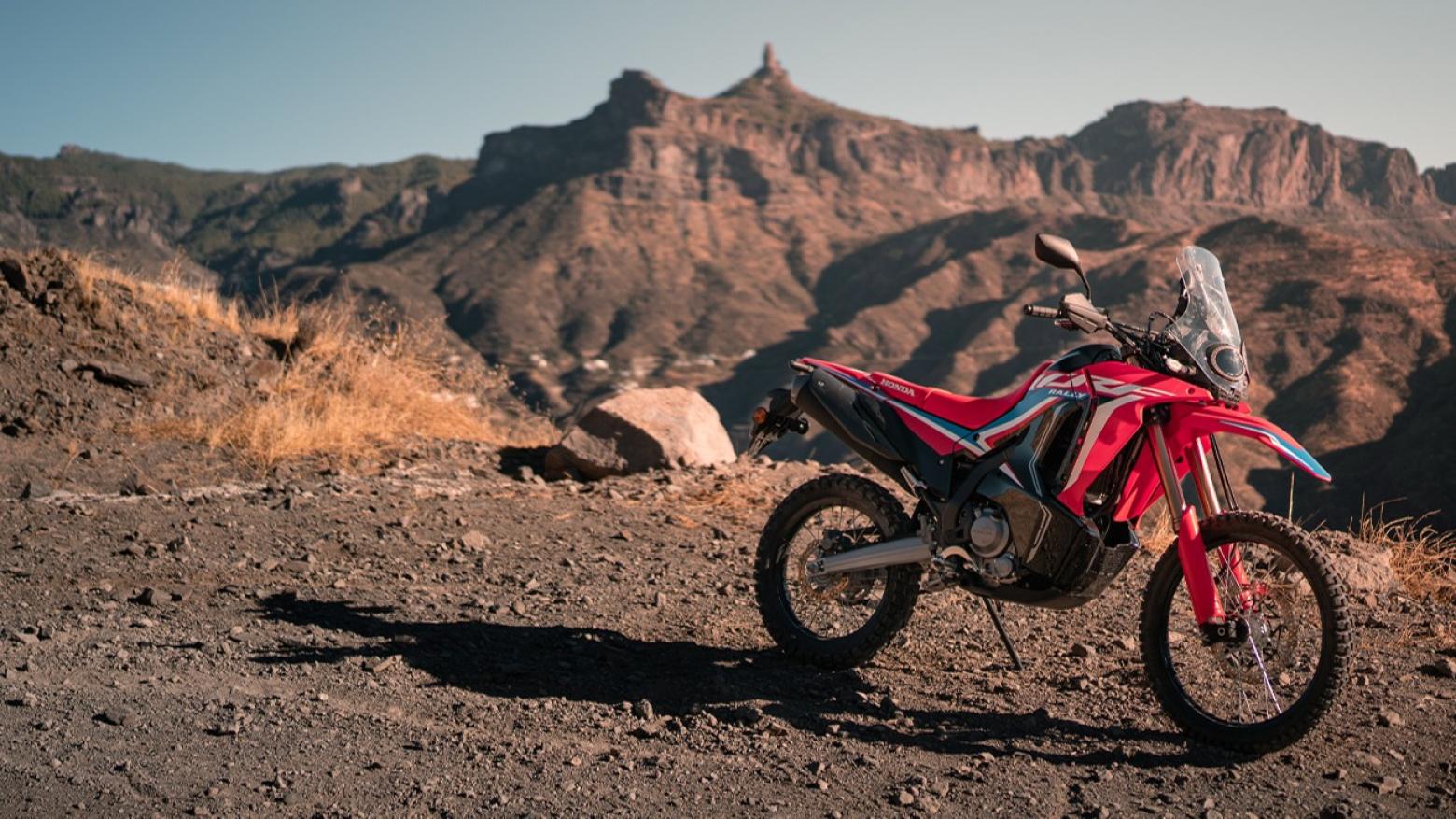 Honda CRF250 Rally Motosiklet Özellikleri : Honda CRF250 Rally 24hp Güç, 23nm. Tork, 137km/h Top Speed, 250cc Motor Hacmi,  Fiyat : 243000TL Fiyat, , 152kg Ağırlık, Ön / Arka (296 mm x 3.5mm çift piston kaliperli disk / 296 mm x 3.5mm tek piston kaliperli disk) 2 Kanallı ABS Fren, Ön - Arka(80/100-21M/C 51P /120/80-18M/C 62P)