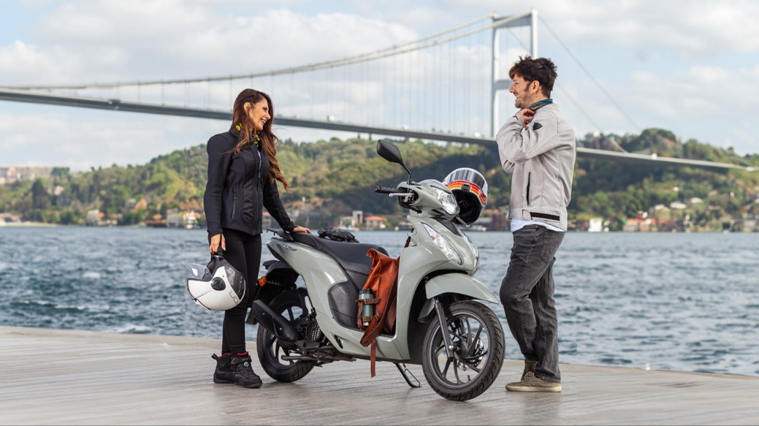 Honda Dio Motosiklet Özellikleri : Honda Dio 8.7hp Güç, 9nm. Tork, 102km/h Top Speed, 110cc Motor Hacmi,  Fiyat : 101500TL Fiyat, , 96kg Ağırlık, Ön/Arka(Disk/Kampana) Fren, Ön - Arka(80/90 R14 - 90/90 R14)