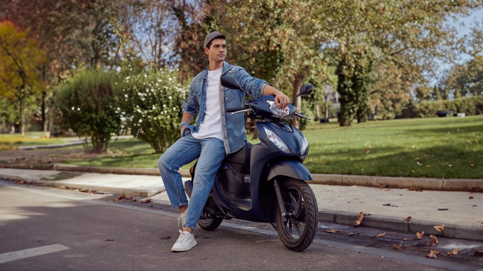 Honda Dio Motosiklet Özellikleri : Honda Dio 8.7hp Güç, 9nm. Tork, 102km/h Top Speed, 110cc Motor Hacmi,  Fiyat : 101500TL Fiyat, , 96kg Ağırlık, Ön/Arka(Disk/Kampana) Fren, Ön - Arka(80/90 R14 - 90/90 R14)