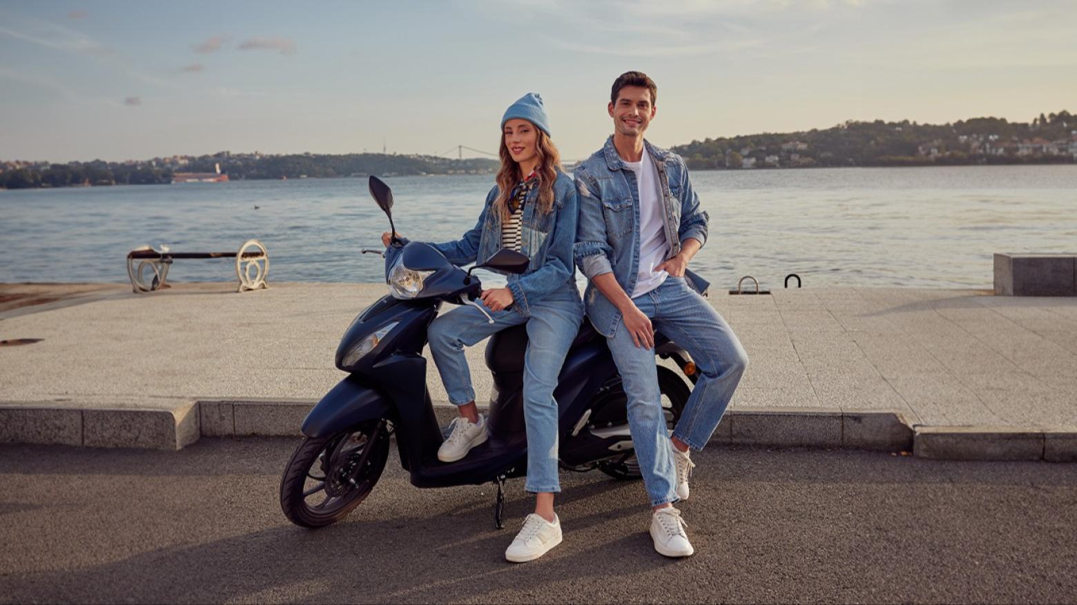 Honda Dio Motosiklet Özellikleri : Honda Dio 8.7hp Güç, 9nm. Tork, 102km/h Top Speed, 110cc Motor Hacmi,  Fiyat : 101500TL Fiyat, , 96kg Ağırlık, Ön/Arka(Disk/Kampana) Fren, Ön - Arka(80/90 R14 - 90/90 R14)