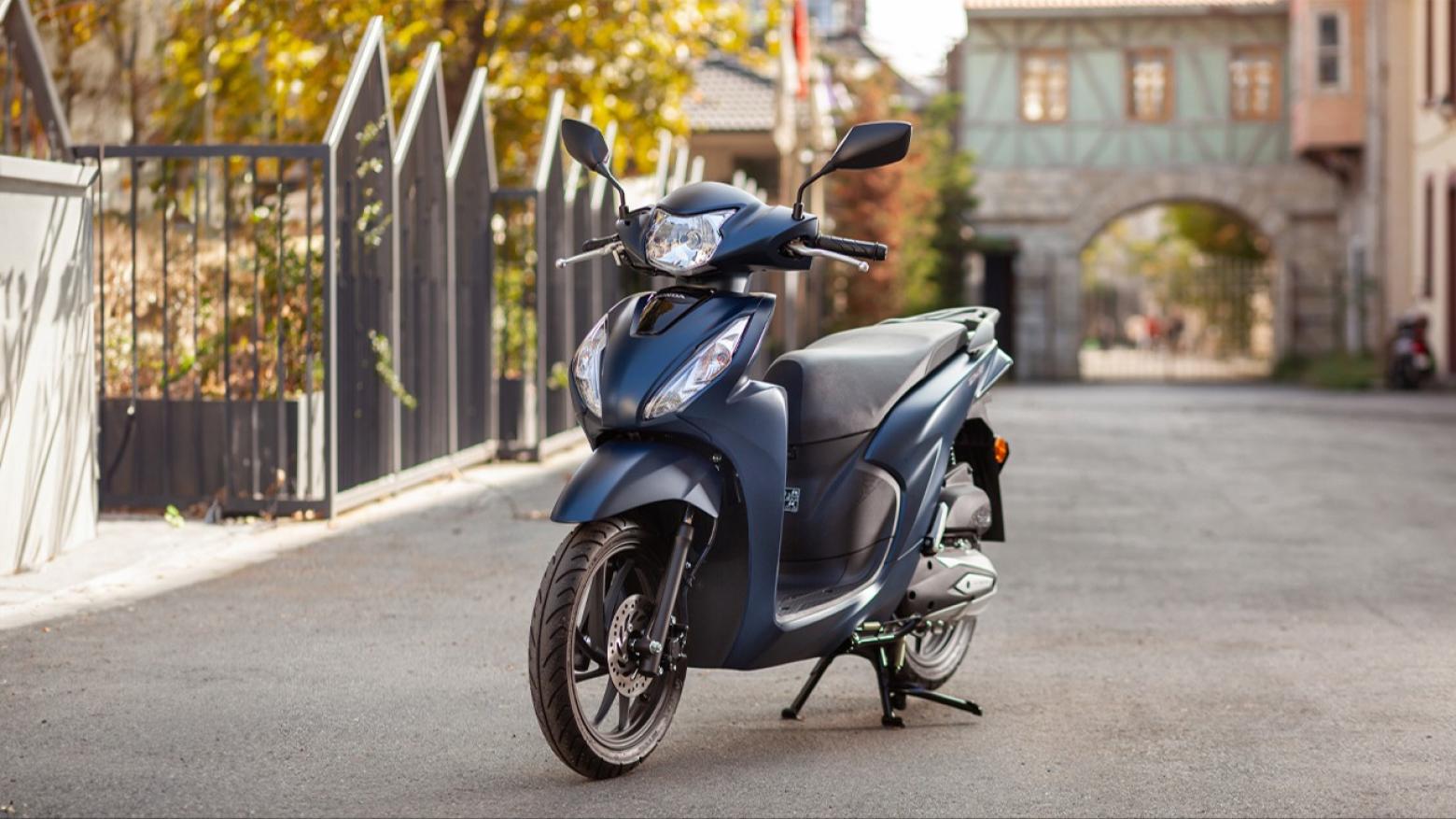 Honda Dio Motosiklet Özellikleri : Honda Dio 8.7hp Güç, 9nm. Tork, 102km/h Top Speed, 110cc Motor Hacmi,  Fiyat : 101500TL Fiyat, , 96kg Ağırlık, Ön/Arka(Disk/Kampana) Fren, Ön - Arka(80/90 R14 - 90/90 R14)