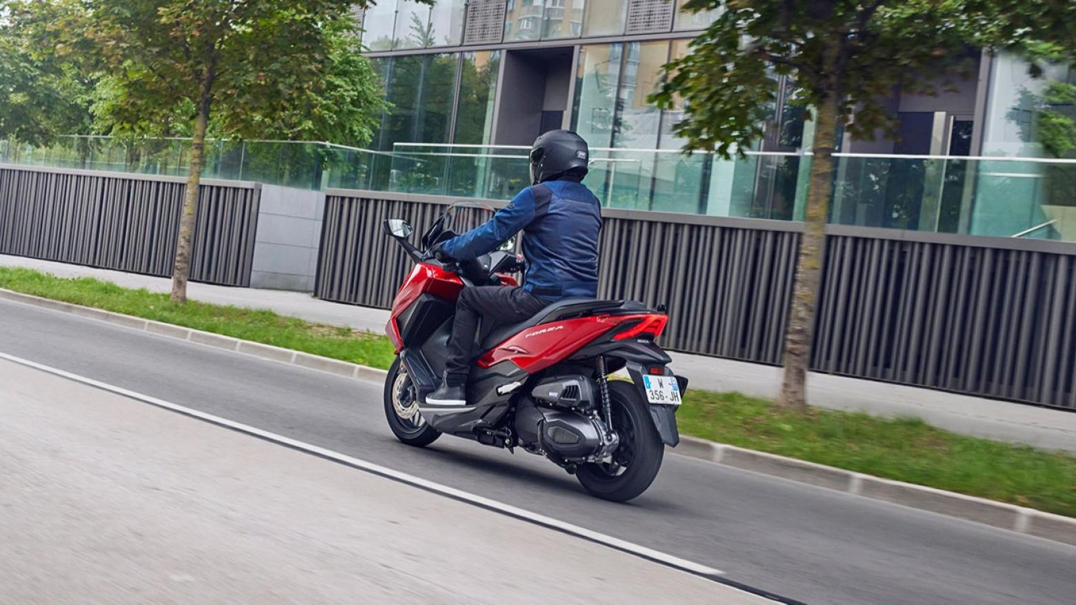 Honda Forza 250 Motosiklet Özellikleri : Honda Forza 250 23hp Güç, 23.4nm. Tork, 150km/h Top Speed, 250cc Motor Hacmi,  Fiyat : 243250TL Fiyat, , 184kg Ağırlık, Ön Arka Disk Abs Fren, Ön - Arka(120/70 R15 / 140/70 R14)