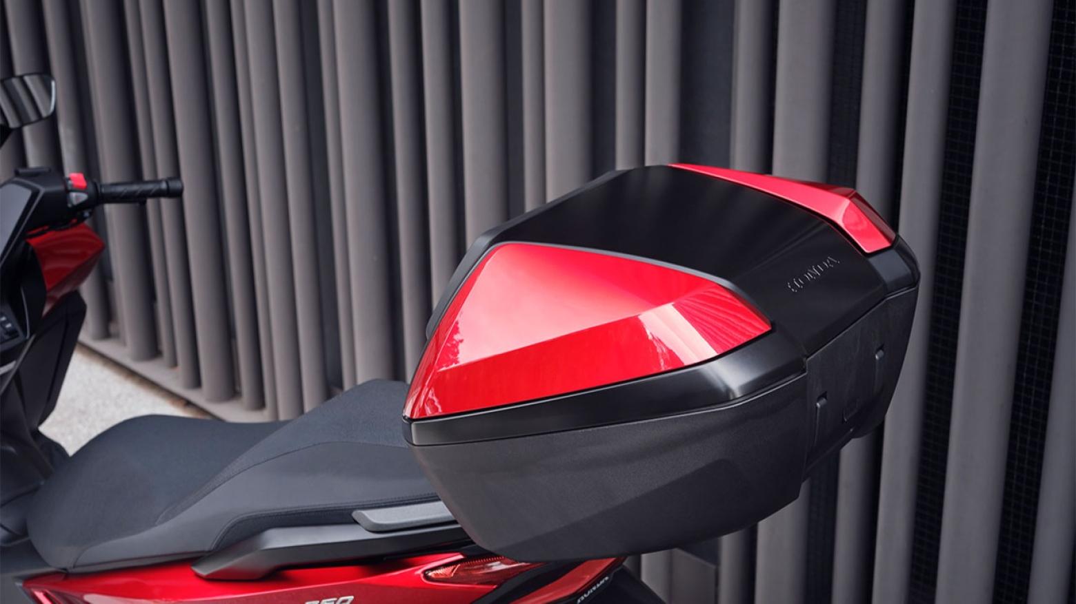 Honda Forza 250 Motosiklet Özellikleri : Honda Forza 250 23hp Güç, 23.4nm. Tork, 150km/h Top Speed, 250cc Motor Hacmi,  Fiyat : 243250TL Fiyat, , 184kg Ağırlık, Ön Arka Disk Abs Fren, Ön - Arka(120/70 R15 / 140/70 R14)