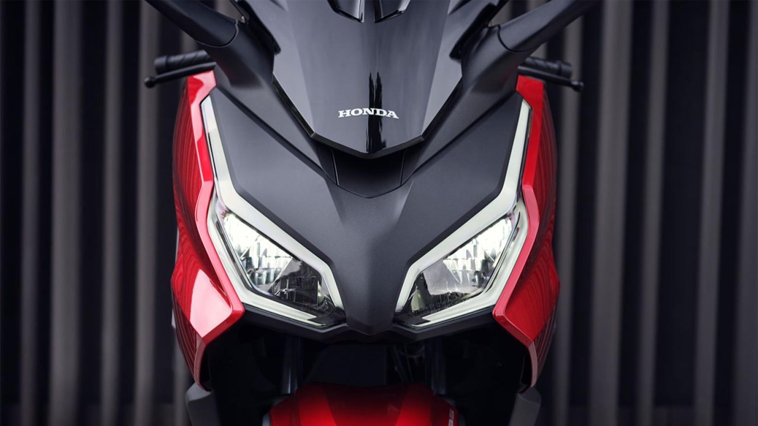 Honda Forza 250 Motosiklet Özellikleri : Honda Forza 250 23hp Güç, 23.4nm. Tork, 150km/h Top Speed, 250cc Motor Hacmi,  Fiyat : 243250TL Fiyat, , 184kg Ağırlık, Ön Arka Disk Abs Fren, Ön - Arka(120/70 R15 / 140/70 R14)