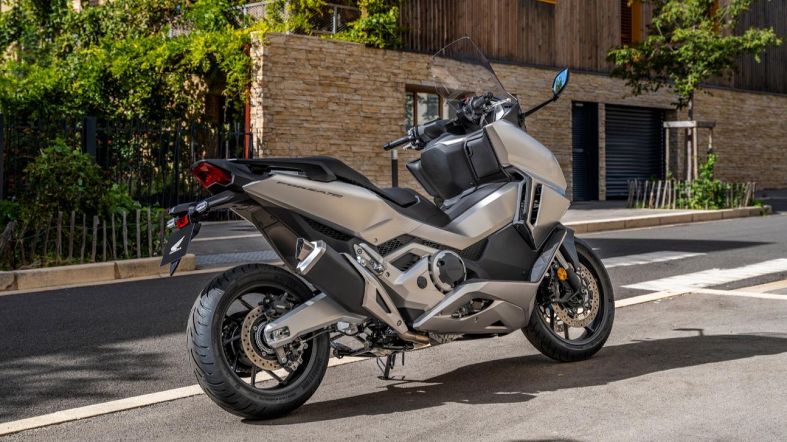 Honda Forza 750 Motosiklet Özellikleri : Honda Forza 750 58.5hp Güç, 69nm. Tork, 220km/h Top Speed, 750cc Motor Hacmi,  Fiyat : 656250TL Fiyat, , 235kg Ağırlık, Ön / Arka (Çift Disk / Tek Disk) 2 Kanallı ABS Fren, Ön - Arka(120/70 R17 / 160/60 R15)