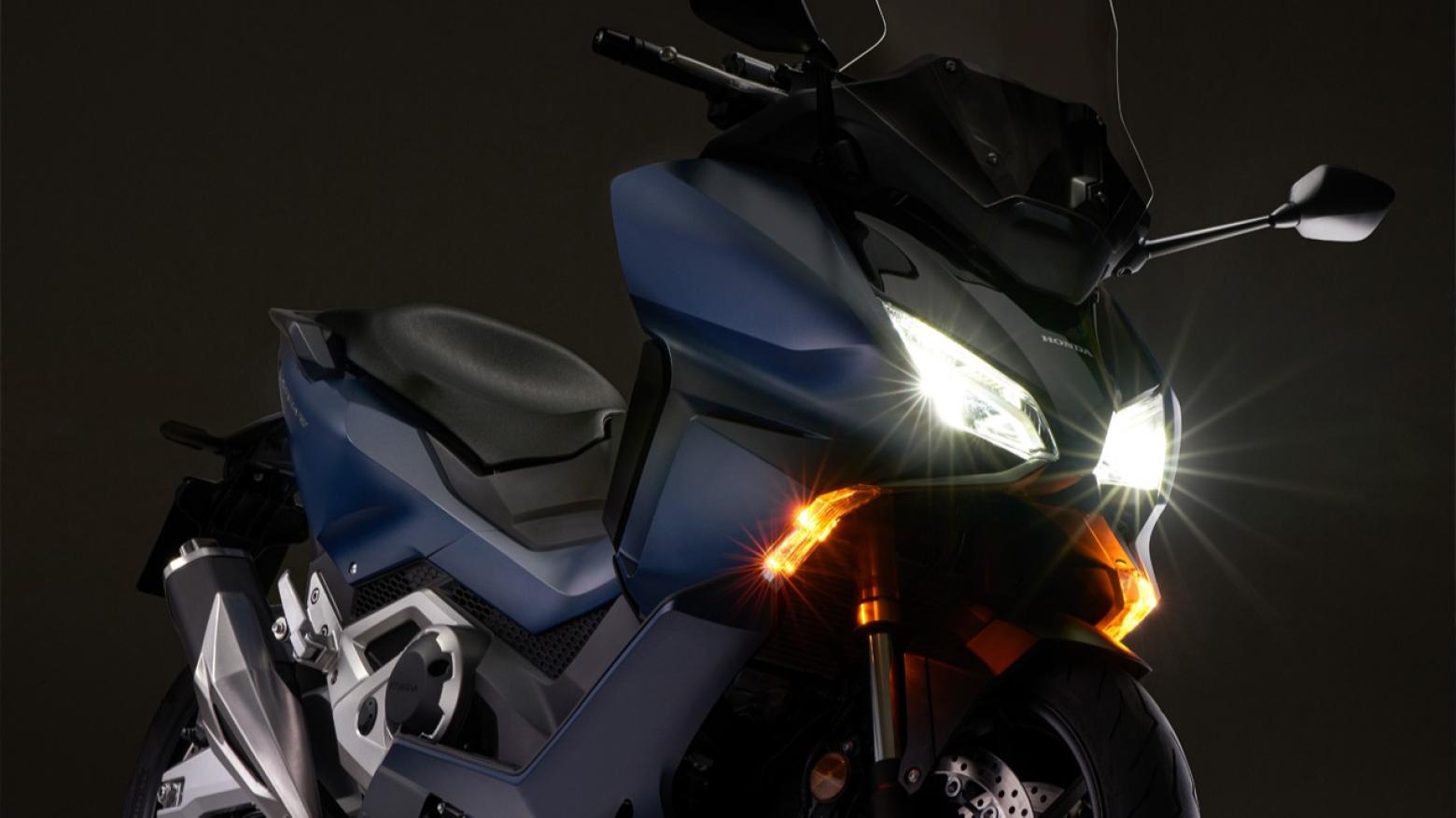 Honda Forza 750 Motosiklet Özellikleri : Honda Forza 750 58.5hp Güç, 69nm. Tork, 220km/h Top Speed, 750cc Motor Hacmi,  Fiyat : 656250TL Fiyat, , 235kg Ağırlık, Ön / Arka (Çift Disk / Tek Disk) 2 Kanallı ABS Fren, Ön - Arka(120/70 R17 / 160/60 R15)