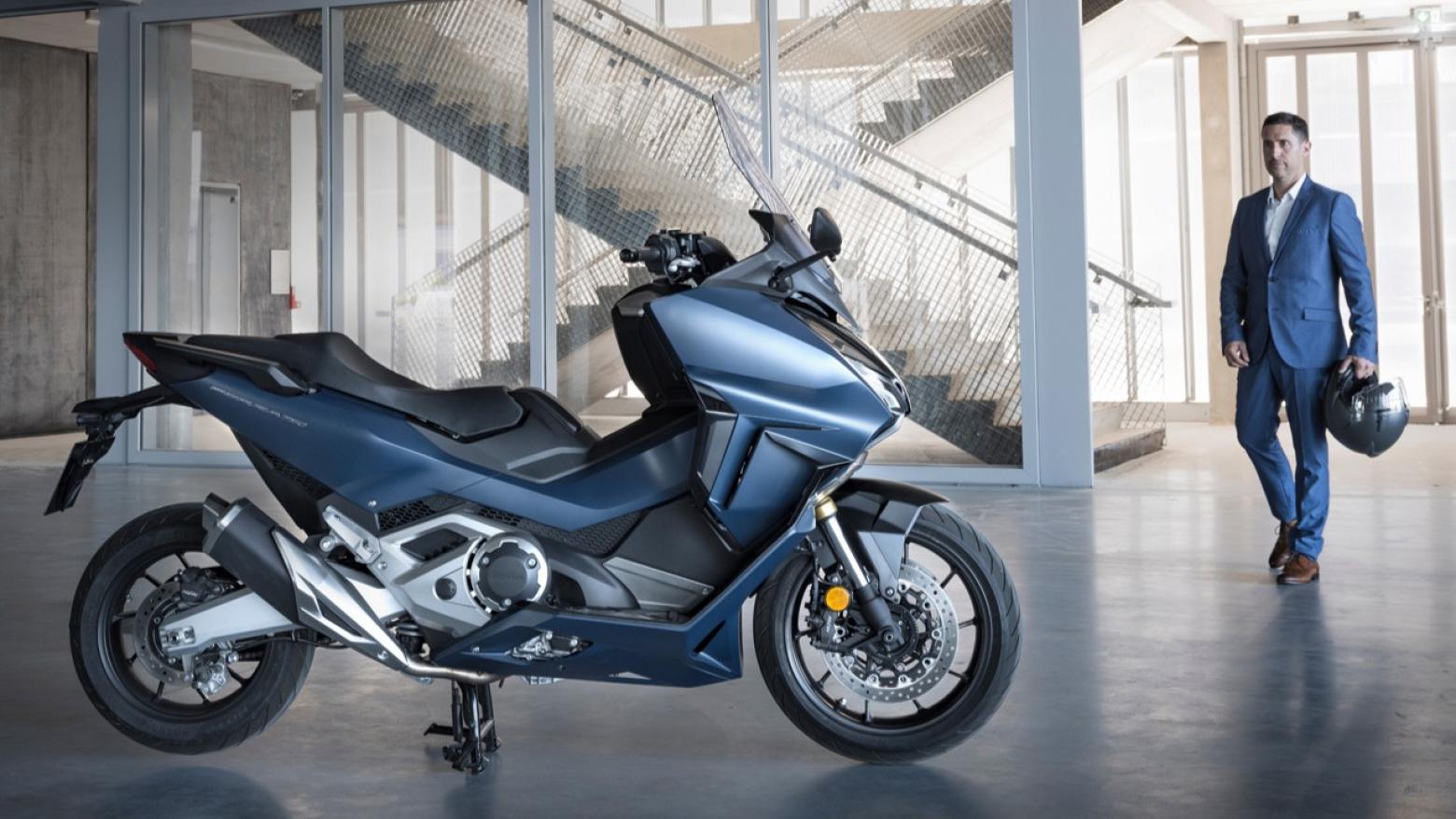 Honda Forza 750 Motosiklet Özellikleri : Honda Forza 750 58.5hp Güç, 69nm. Tork, 220km/h Top Speed, 750cc Motor Hacmi,  Fiyat : 656250TL Fiyat, , 235kg Ağırlık, Ön / Arka (Çift Disk / Tek Disk) 2 Kanallı ABS Fren, Ön - Arka(120/70 R17 / 160/60 R15)