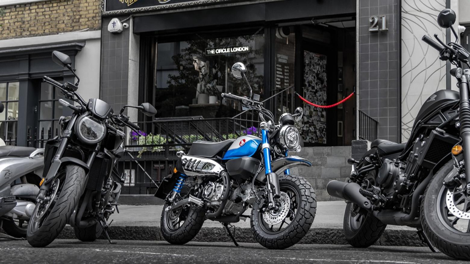 Honda Monkey 125 Motosiklet Özellikleri : Honda Monkey 125 9.3hp Güç, 11nm. Tork, 96km/h Top Speed, 125cc Motor Hacmi,  Fiyat : 189000TL Fiyat, , 104kg Ağırlık, Ön Arka Disk Abs Fren, Ön - Arka(120/80 R12 / 130/80 R12)