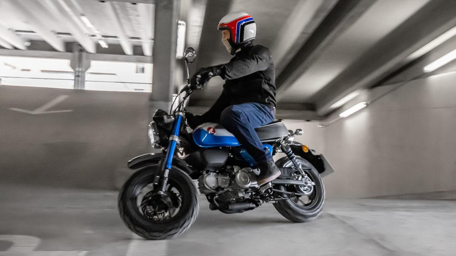 Honda Monkey 125 Motosiklet Özellikleri : Honda Monkey 125 9.3hp Güç, 11nm. Tork, 96km/h Top Speed, 125cc Motor Hacmi,  Fiyat : 189000TL Fiyat, , 104kg Ağırlık, Ön Arka Disk Abs Fren, Ön - Arka(120/80 R12 / 130/80 R12)