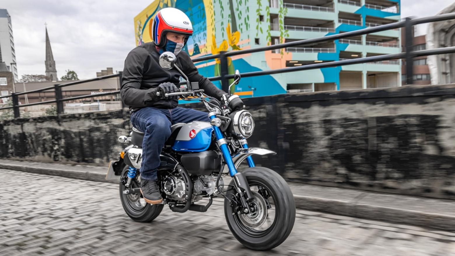 Honda Monkey 125 Motosiklet Özellikleri : Honda Monkey 125 9.3hp Güç, 11nm. Tork, 96km/h Top Speed, 125cc Motor Hacmi,  Fiyat : 189000TL Fiyat, , 104kg Ağırlık, Ön Arka Disk Abs Fren, Ön - Arka(120/80 R12 / 130/80 R12)