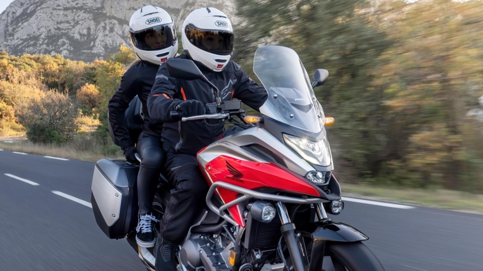 Honda NC750X Motosiklet Özellikleri : Honda NC750X 58.5hp Güç, 69nm. Tork, 200km/h Top Speed, 750cc Motor Hacmi,  Fiyat : 491750TL Fiyat, , 214kg Ağırlık, Ön / Arka (320 mm 2 piston kaliperli tek dalgalı hidrolik disk / 240 mm tek piston kaliperli tek dalgalı hidrolik disk) 2 Kanallı ABS Fren, Ön - Arka(120/70 R17 / 160/60 R17)