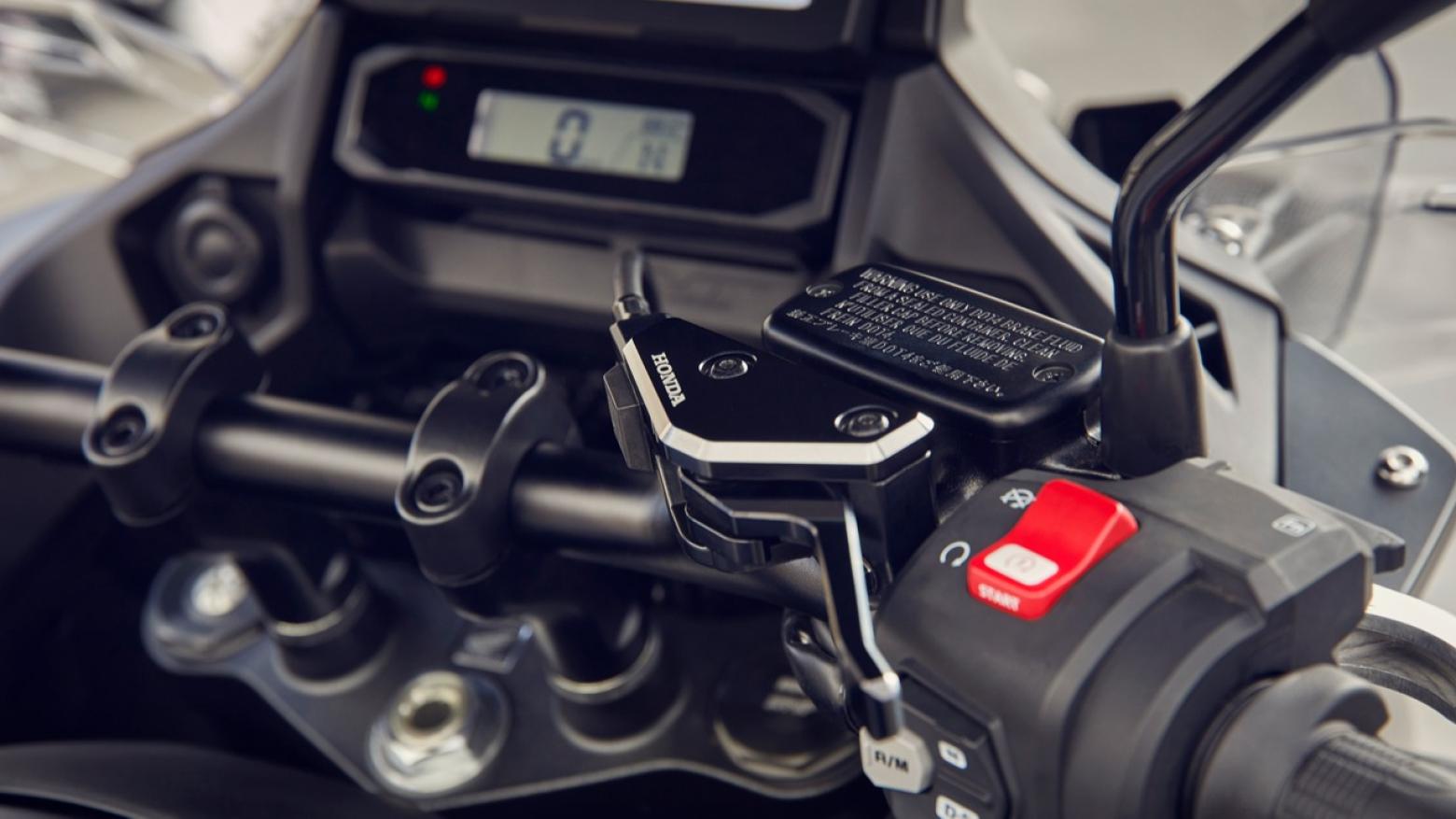 Honda NT1100 Motosiklet Özellikleri : Honda NT1100 102hp Güç, 104nm. Tork, 215km/h Top Speed, 1000cc Üstü,  Fiyat : 717500TL Fiyat, , 238kg Ağırlık, Ön / Arka (310 mm çapında radyal monte edilen 4 piston kaliperli çift disk / 256 mm çapında tek piston kaliperli tek disk) 2 Kanallı ABS Fren, Ön - Arka(120/70/ R17 / 180/55/ R17)