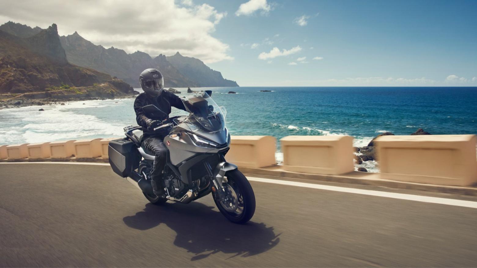 Honda NT1100 Motosiklet Özellikleri : Honda NT1100 102hp Güç, 104nm. Tork, 215km/h Top Speed, 1000cc Üstü,  Fiyat : 717500TL Fiyat, , 238kg Ağırlık, Ön / Arka (310 mm çapında radyal monte edilen 4 piston kaliperli çift disk / 256 mm çapında tek piston kaliperli tek disk) 2 Kanallı ABS Fren, Ön - Arka(120/70/ R17 / 180/55/ R17)