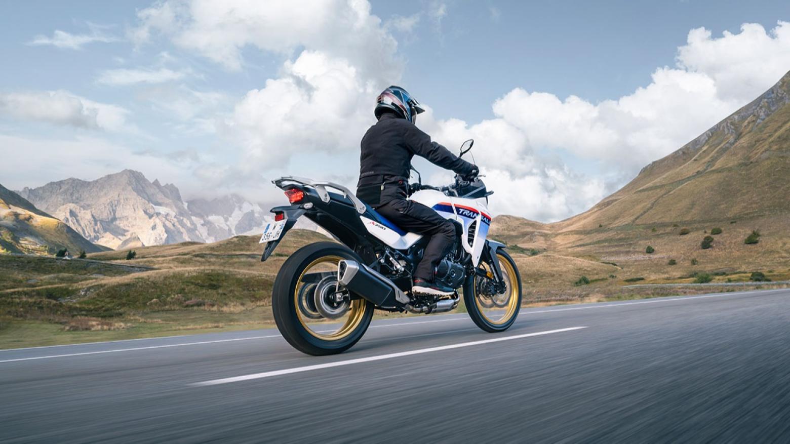 Honda Transalp XL750 Motosiklet Özellikleri : Honda Transalp XL750 92hp Güç, 75nm. Tork, 203km/h Top Speed, 750cc Motor Hacmi,  Fiyat : 590750TL Fiyat, , 208kg Ağırlık, Ön / Arka (310 mm radyal monteli 4 piston kaliperli hidrolik çift disk / 256 mm tek piston kaliperli tek disk) 2 Kanallı ABS Fren, Ön - Arka(90/90-R21 / 150/70-R18)