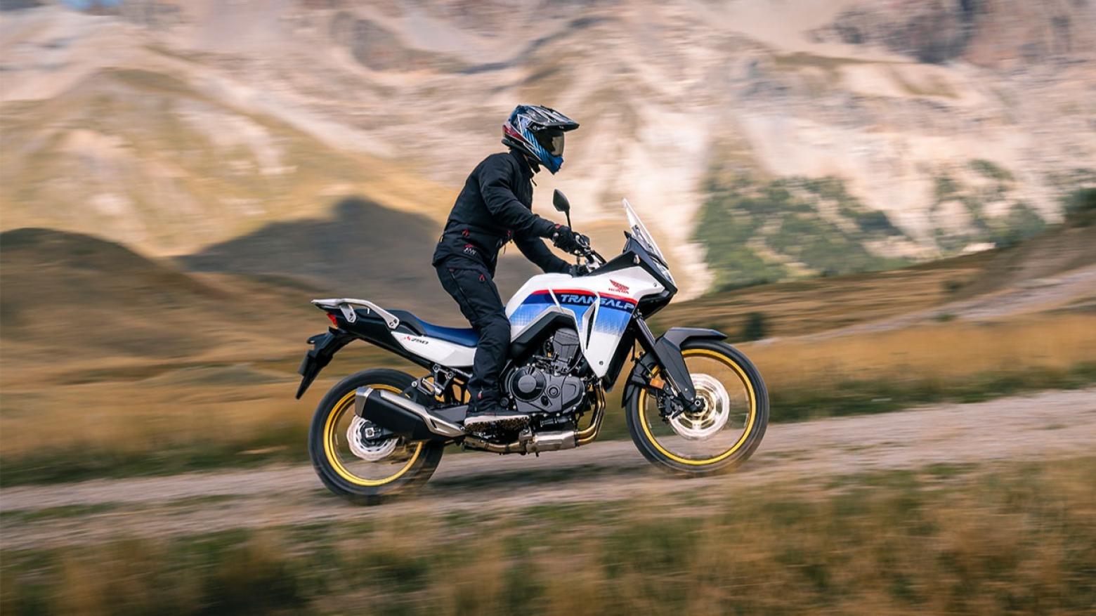 Honda Transalp XL750 Motosiklet Özellikleri : Honda Transalp XL750 92hp Güç, 75nm. Tork, 203km/h Top Speed, 750cc Motor Hacmi,  Fiyat : 590750TL Fiyat, , 208kg Ağırlık, Ön / Arka (310 mm radyal monteli 4 piston kaliperli hidrolik çift disk / 256 mm tek piston kaliperli tek disk) 2 Kanallı ABS Fren, Ön - Arka(90/90-R21 / 150/70-R18)