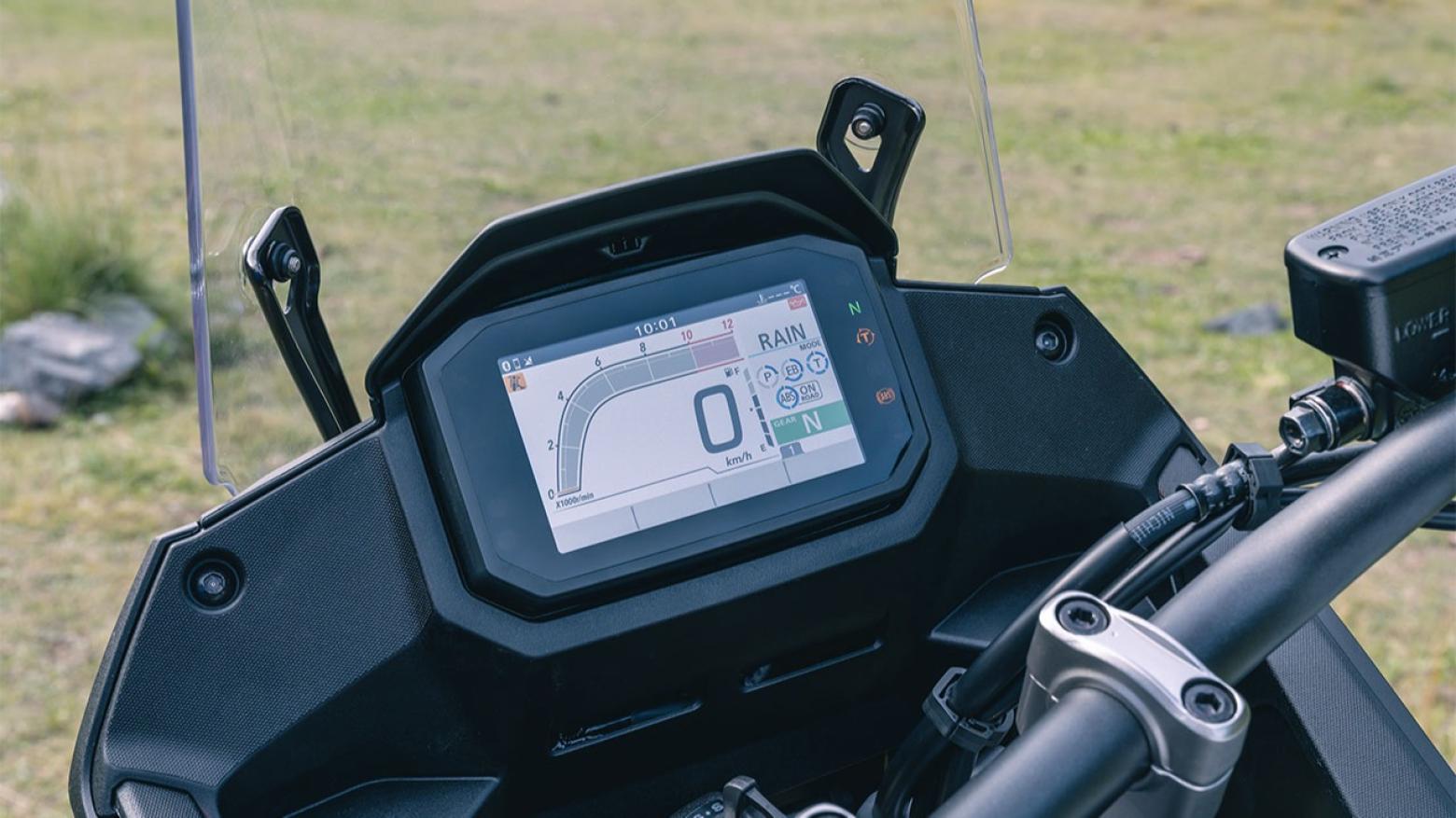 Honda Transalp XL750 Motosiklet Özellikleri : Honda Transalp XL750 92hp Güç, 75nm. Tork, 203km/h Top Speed, 750cc Motor Hacmi,  Fiyat : 590750TL Fiyat, , 208kg Ağırlık, Ön / Arka (310 mm radyal monteli 4 piston kaliperli hidrolik çift disk / 256 mm tek piston kaliperli tek disk) 2 Kanallı ABS Fren, Ön - Arka(90/90-R21 / 150/70-R18)