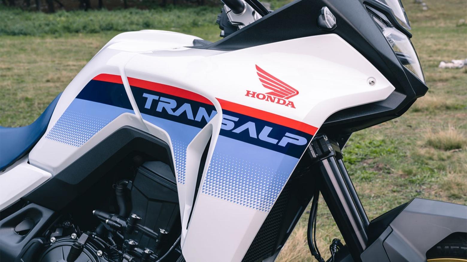 Honda Transalp XL750 Motosiklet Özellikleri : Honda Transalp XL750 92hp Güç, 75nm. Tork, 203km/h Top Speed, 750cc Motor Hacmi,  Fiyat : 590750TL Fiyat, , 208kg Ağırlık, Ön / Arka (310 mm radyal monteli 4 piston kaliperli hidrolik çift disk / 256 mm tek piston kaliperli tek disk) 2 Kanallı ABS Fren, Ön - Arka(90/90-R21 / 150/70-R18)