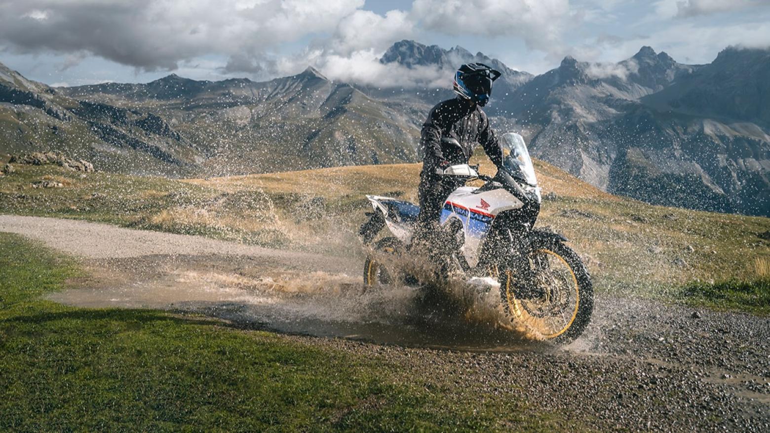 Honda Transalp XL750 Motosiklet Özellikleri : Honda Transalp XL750 92hp Güç, 75nm. Tork, 203km/h Top Speed, 750cc Motor Hacmi,  Fiyat : 590750TL Fiyat, , 208kg Ağırlık, Ön / Arka (310 mm radyal monteli 4 piston kaliperli hidrolik çift disk / 256 mm tek piston kaliperli tek disk) 2 Kanallı ABS Fren, Ön - Arka(90/90-R21 / 150/70-R18)