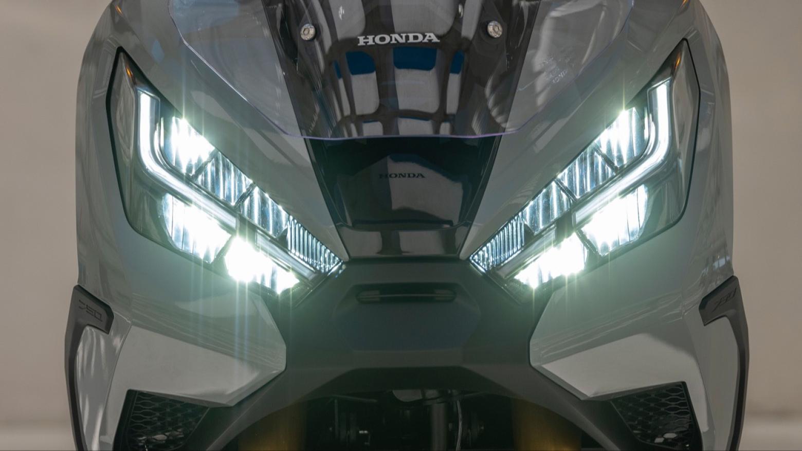 Honda X-ADV 745 Motosiklet Özellikleri : Honda X-ADV 745 58.5hp Güç, 69nm. Tork, 173km/h Top Speed, 750cc Motor Hacmi,  Fiyat : 709500TL Fiyat, , 236kg Ağırlık, Ön / Arka (296 mm 4 piston kaliperli hidrolik çift disk / 240 mm tek piston kaliperli hidrolik disk) 2 Kanallı ABS Fren, Ön - Arka(120/70 R17 / 160/60 R15)