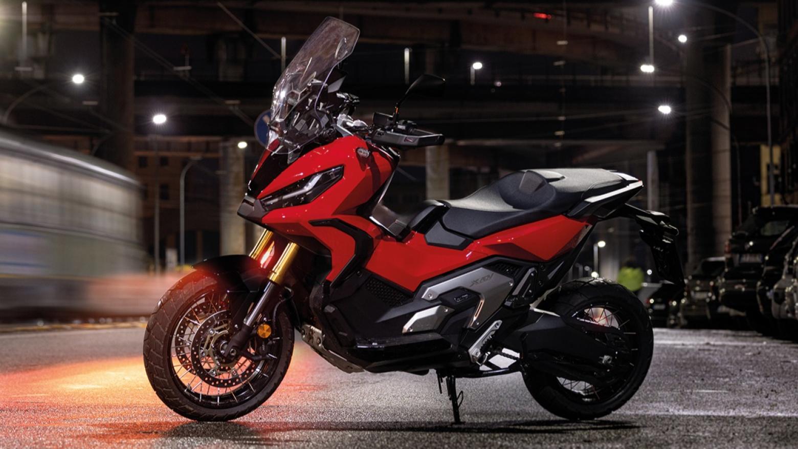 Honda X-ADV 745 Motosiklet Özellikleri : Honda X-ADV 745 58.5hp Güç, 69nm. Tork, 173km/h Top Speed, 750cc Motor Hacmi,  Fiyat : 709500TL Fiyat, , 236kg Ağırlık, Ön / Arka (296 mm 4 piston kaliperli hidrolik çift disk / 240 mm tek piston kaliperli hidrolik disk) 2 Kanallı ABS Fren, Ön - Arka(120/70 R17 / 160/60 R15)