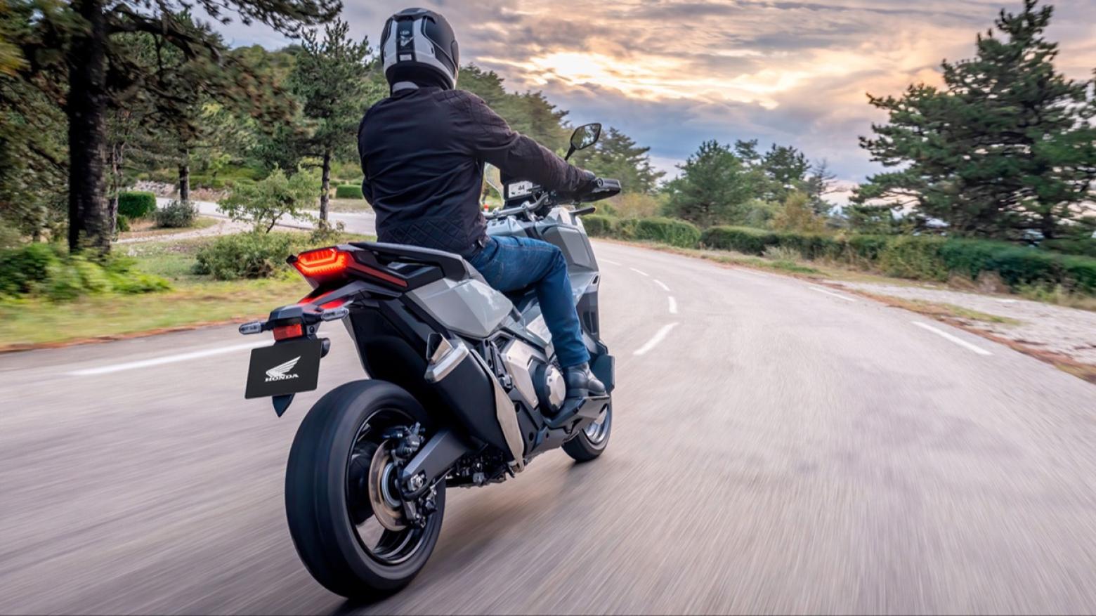 Honda X-ADV 745 Motosiklet Özellikleri : Honda X-ADV 745 58.5hp Güç, 69nm. Tork, 173km/h Top Speed, 750cc Motor Hacmi,  Fiyat : 709500TL Fiyat, , 236kg Ağırlık, Ön / Arka (296 mm 4 piston kaliperli hidrolik çift disk / 240 mm tek piston kaliperli hidrolik disk) 2 Kanallı ABS Fren, Ön - Arka(120/70 R17 / 160/60 R15)