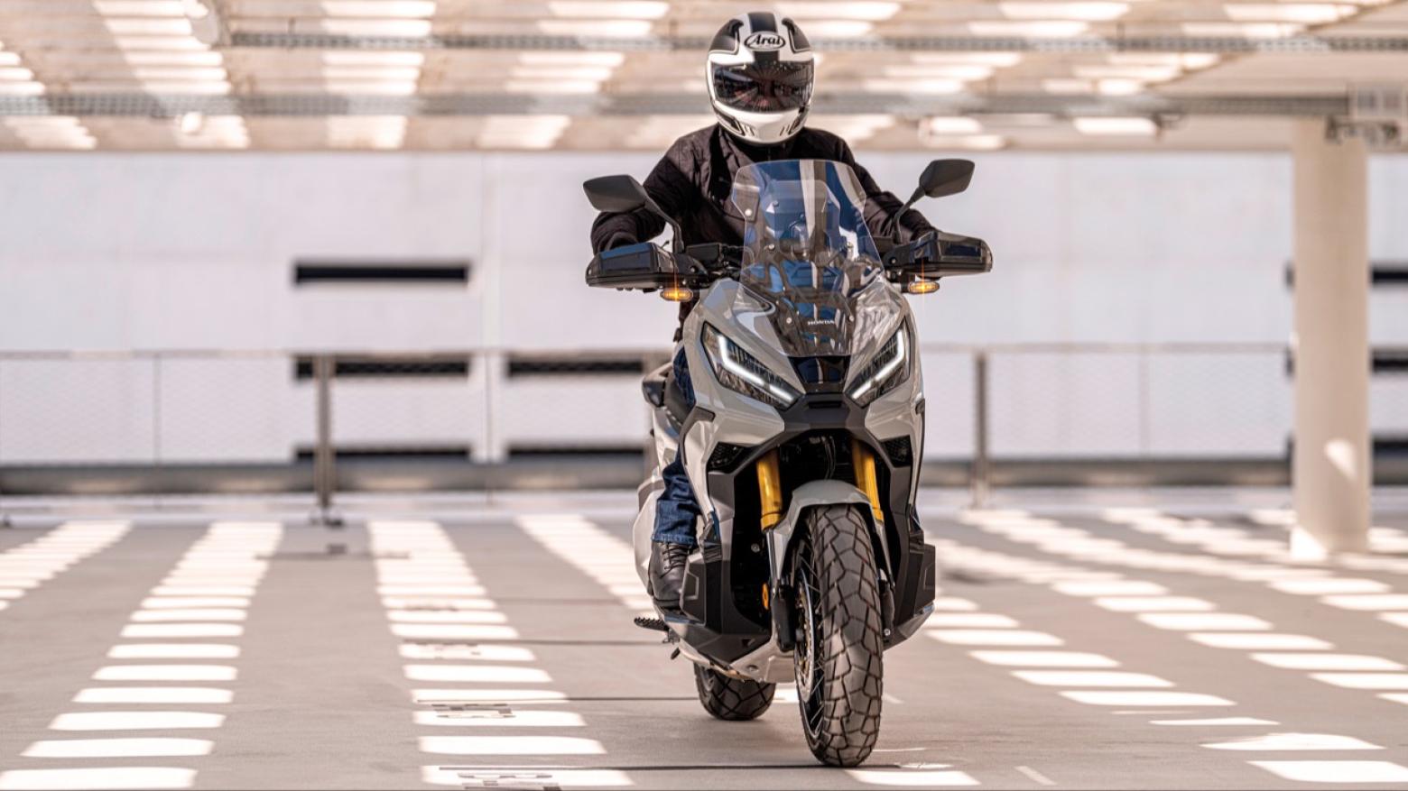 Honda X-ADV 745 Motosiklet Özellikleri : Honda X-ADV 745 58.5hp Güç, 69nm. Tork, 173km/h Top Speed, 750cc Motor Hacmi,  Fiyat : 709500TL Fiyat, , 236kg Ağırlık, Ön / Arka (296 mm 4 piston kaliperli hidrolik çift disk / 240 mm tek piston kaliperli hidrolik disk) 2 Kanallı ABS Fren, Ön - Arka(120/70 R17 / 160/60 R15)