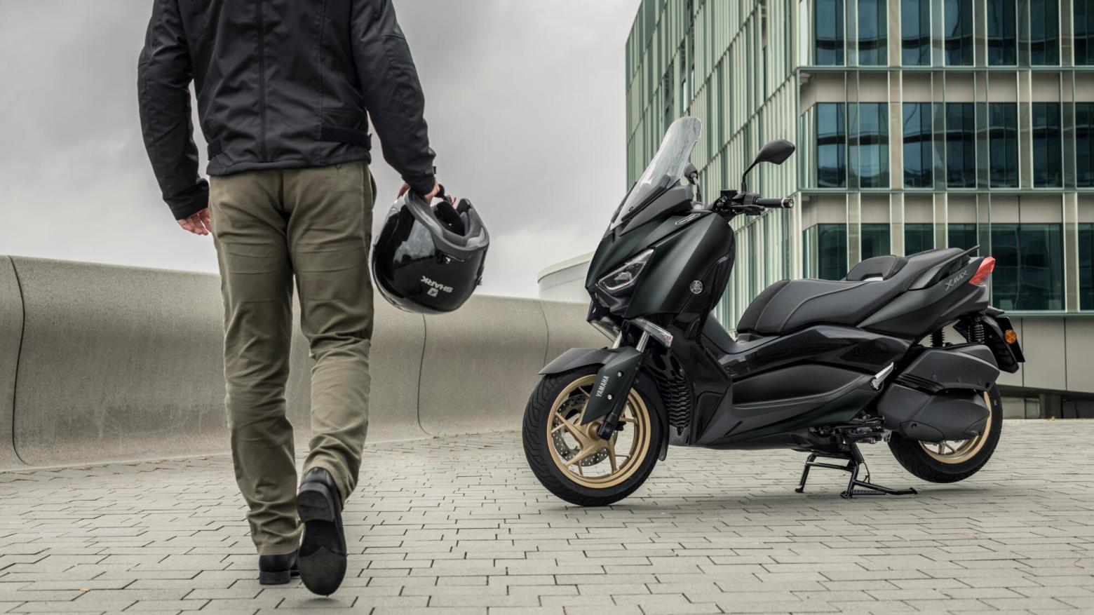 Yamaha 2022 XMAX 250 Tech MAX Motosiklet Özellikleri : Yamaha 2022 XMAX 250 Tech MAX 22.5hp Güç, 24.3nm. Tork, 158km/h Top Speed, 250cc Motor Hacmi,  Fiyat : 236600TL Fiyat, , 180kg Ağırlık, Hidrolik tek disk, Ø267 mm, Hidrolik tek disk, Ø245 mm (ABS) Fren, 120/70-15M/C 56S, 140/70-14M/C 68S