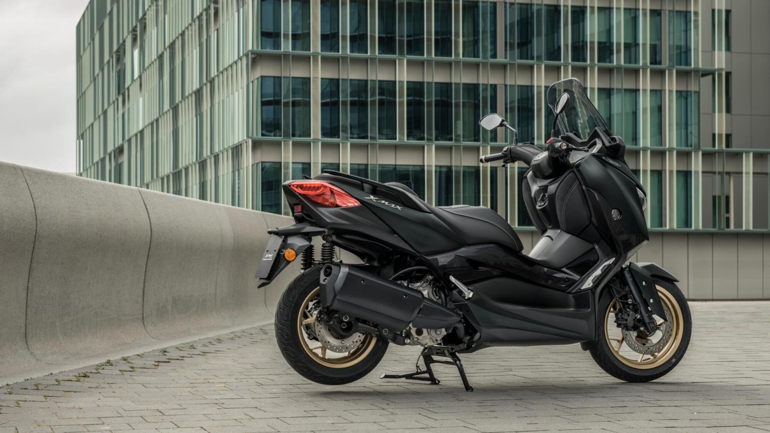 Yamaha 2022 XMAX 250 Tech MAX Motosiklet Özellikleri : Yamaha 2022 XMAX 250 Tech MAX 22.5hp Güç, 24.3nm. Tork, 158km/h Top Speed, 250cc Motor Hacmi,  Fiyat : 236600TL Fiyat, , 180kg Ağırlık, Hidrolik tek disk, Ø267 mm, Hidrolik tek disk, Ø245 mm (ABS) Fren, 120/70-15M/C 56S, 140/70-14M/C 68S