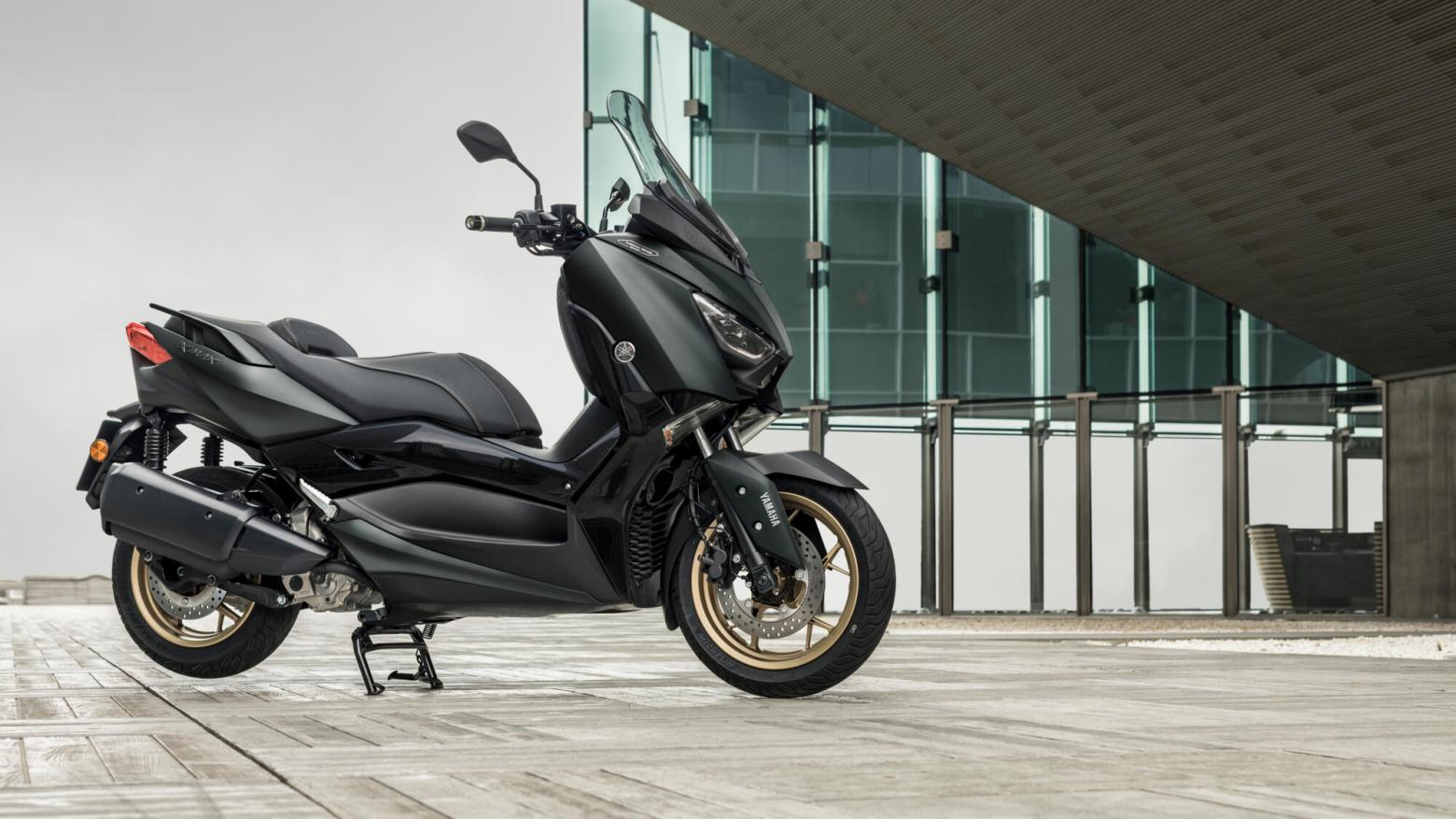 Yamaha 2022 XMAX 250 Tech MAX Motosiklet Özellikleri : Yamaha 2022 XMAX 250 Tech MAX 22.5hp Güç, 24.3nm. Tork, 158km/h Top Speed, 250cc Motor Hacmi,  Fiyat : 236600TL Fiyat, , 180kg Ağırlık, Hidrolik tek disk, Ø267 mm, Hidrolik tek disk, Ø245 mm (ABS) Fren, 120/70-15M/C 56S, 140/70-14M/C 68S