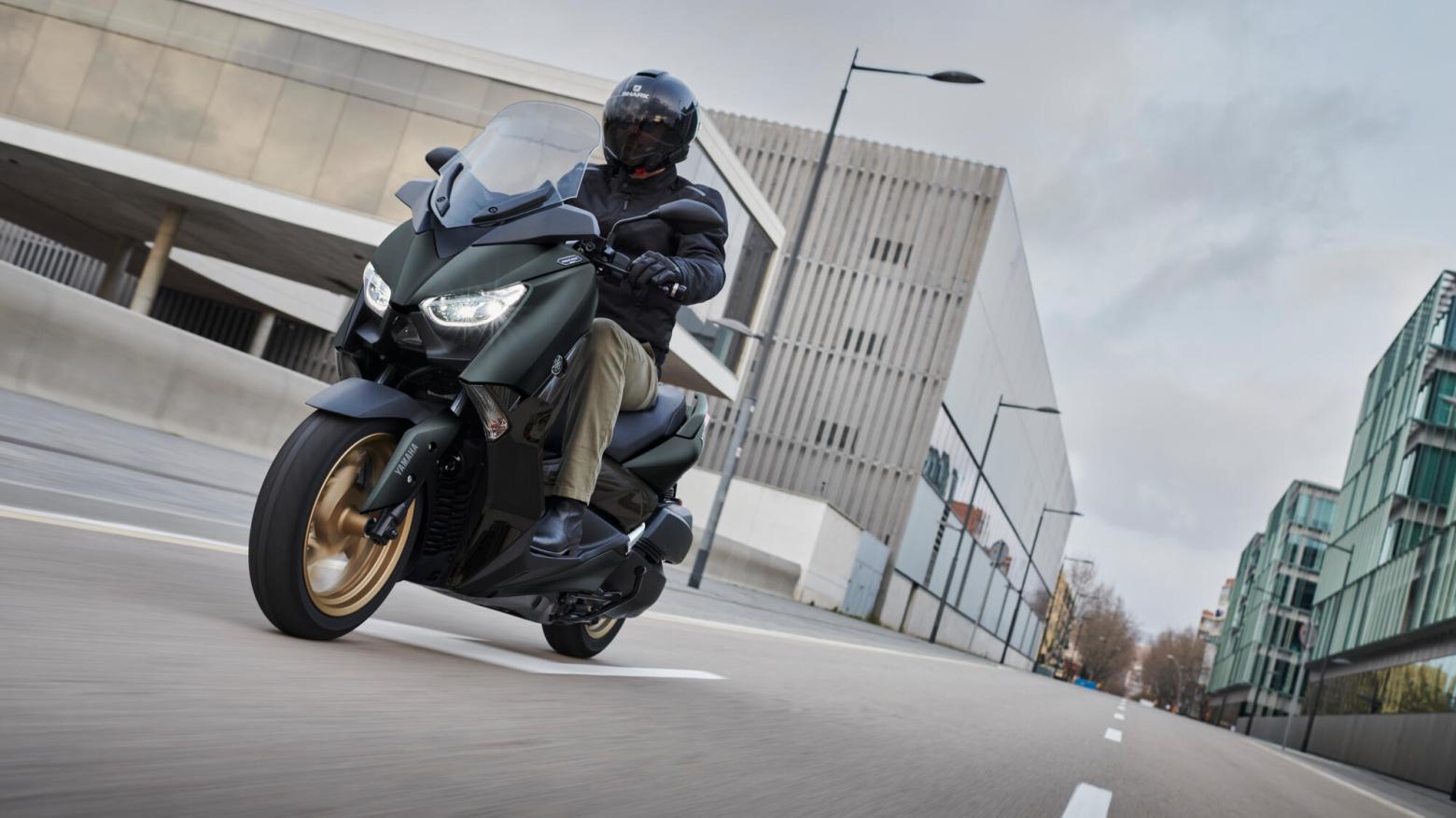 Yamaha 2022 XMAX 250 Tech MAX Motosiklet Özellikleri : Yamaha 2022 XMAX 250 Tech MAX 22.5hp Güç, 24.3nm. Tork, 158km/h Top Speed, 250cc Motor Hacmi,  Fiyat : 236600TL Fiyat, , 180kg Ağırlık, Hidrolik tek disk, Ø267 mm, Hidrolik tek disk, Ø245 mm (ABS) Fren, 120/70-15M/C 56S, 140/70-14M/C 68S