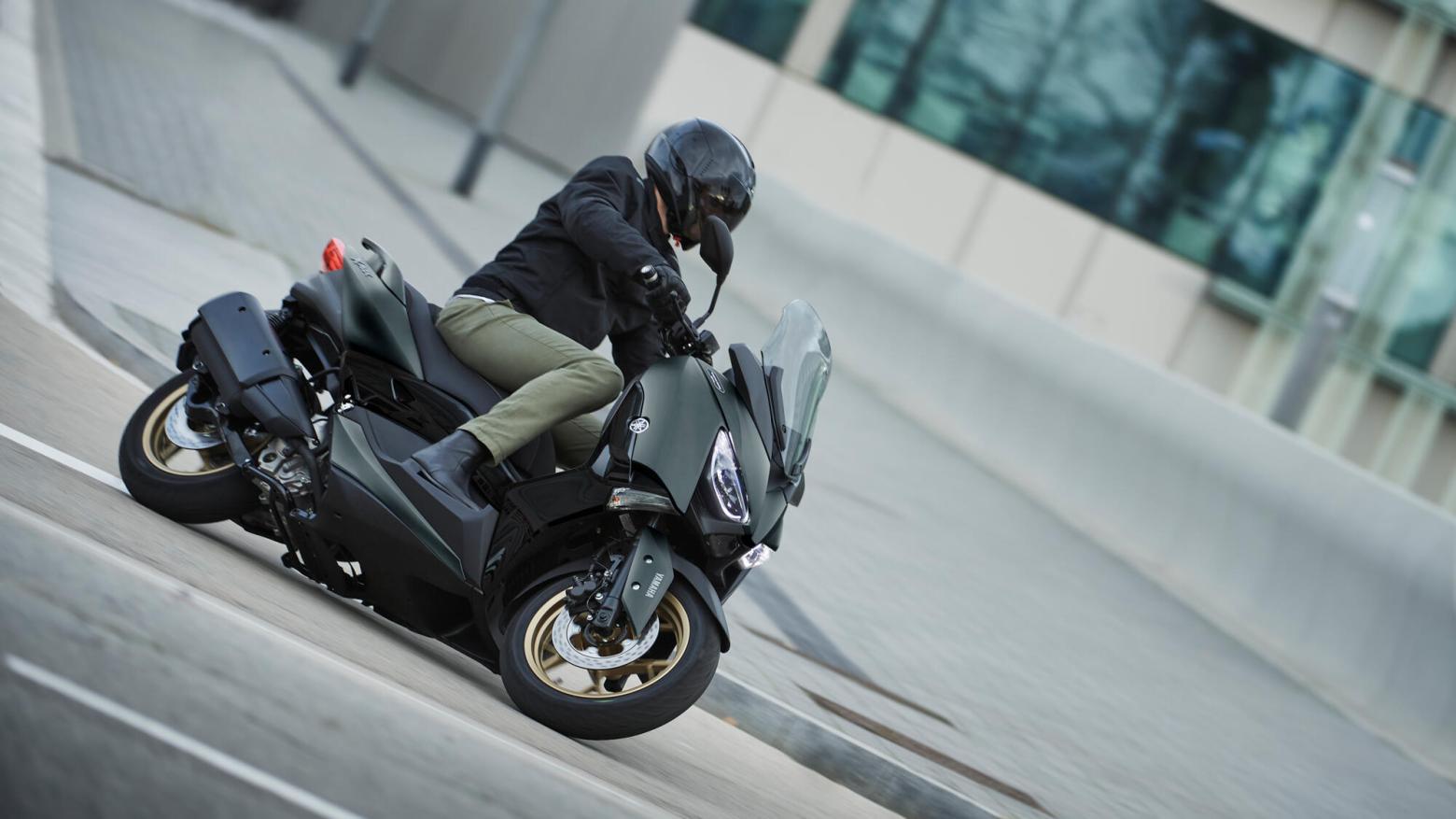 Yamaha 2022 XMAX 250 Tech MAX Motosiklet Özellikleri : Yamaha 2022 XMAX 250 Tech MAX 22.5hp Güç, 24.3nm. Tork, 158km/h Top Speed, 250cc Motor Hacmi,  Fiyat : 236600TL Fiyat, , 180kg Ağırlık, Hidrolik tek disk, Ø267 mm, Hidrolik tek disk, Ø245 mm (ABS) Fren, 120/70-15M/C 56S, 140/70-14M/C 68S