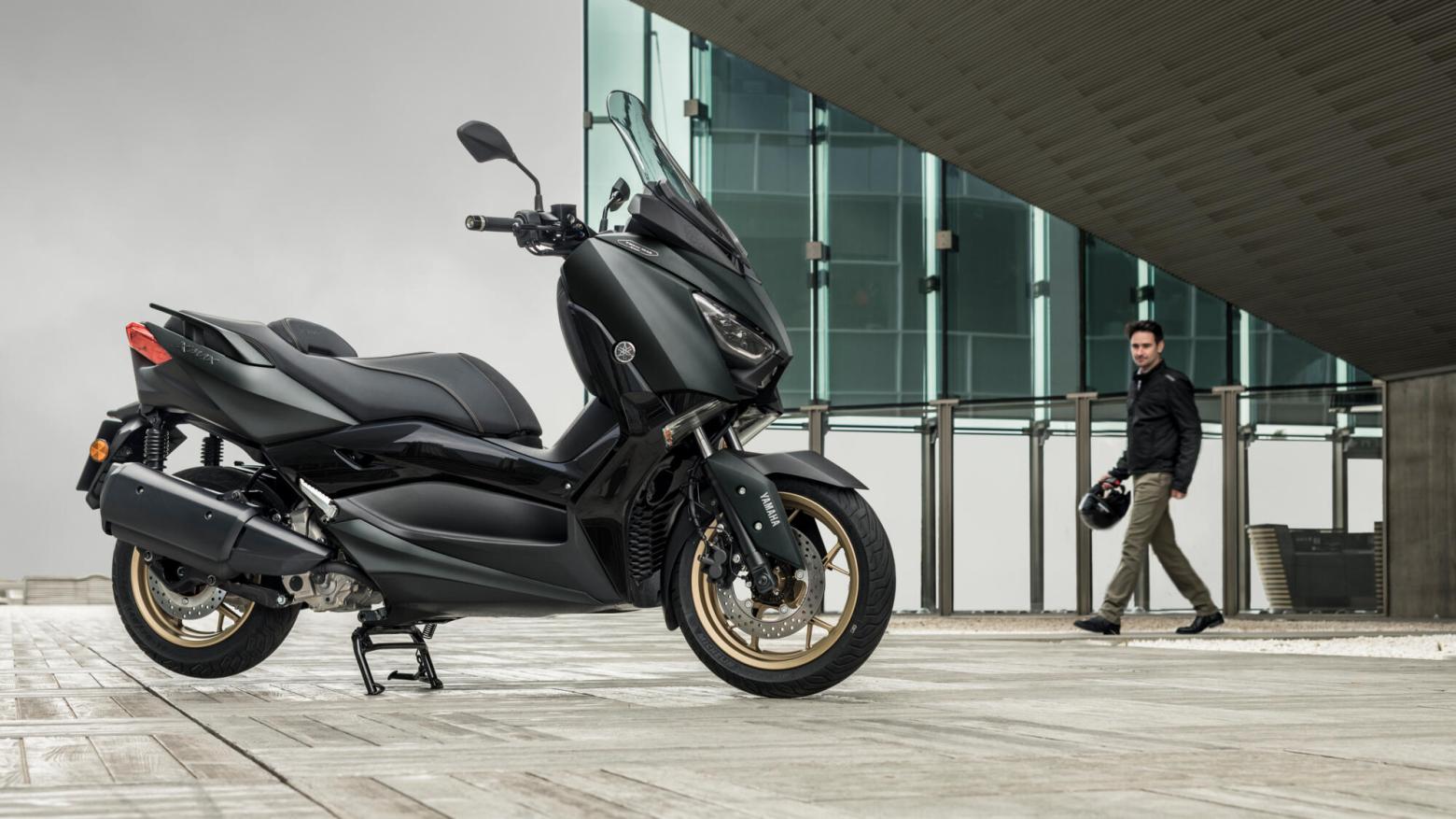 Yamaha 2022 XMAX 250 Tech MAX Motosiklet Özellikleri : Yamaha 2022 XMAX 250 Tech MAX 22.5hp Güç, 24.3nm. Tork, 158km/h Top Speed, 250cc Motor Hacmi,  Fiyat : 236600TL Fiyat, , 180kg Ağırlık, Hidrolik tek disk, Ø267 mm, Hidrolik tek disk, Ø245 mm (ABS) Fren, 120/70-15M/C 56S, 140/70-14M/C 68S