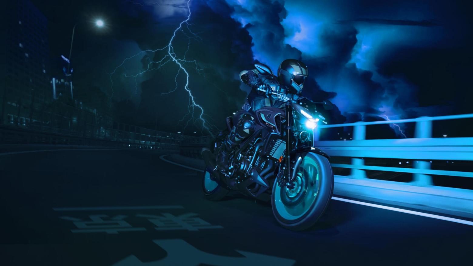 YAMAHA MT-03 Motosiklet Özellikleri : YAMAHA MT-03 42hp Güç, 29.6nm. Tork, 180km/h Top Speed, 300cc Motor Hacmi,  Fiyat : Henüz Ülkemiz de Fiyatı Belli Değil, , 168kg Ağırlık, Ön Hidrolik tek diskli fren, 298 mm; ABS, Arka Hidrolik tek diskli fren, 220 mm; ABS'ler Fren, Ön 110/70R17, Arka 140/70R17